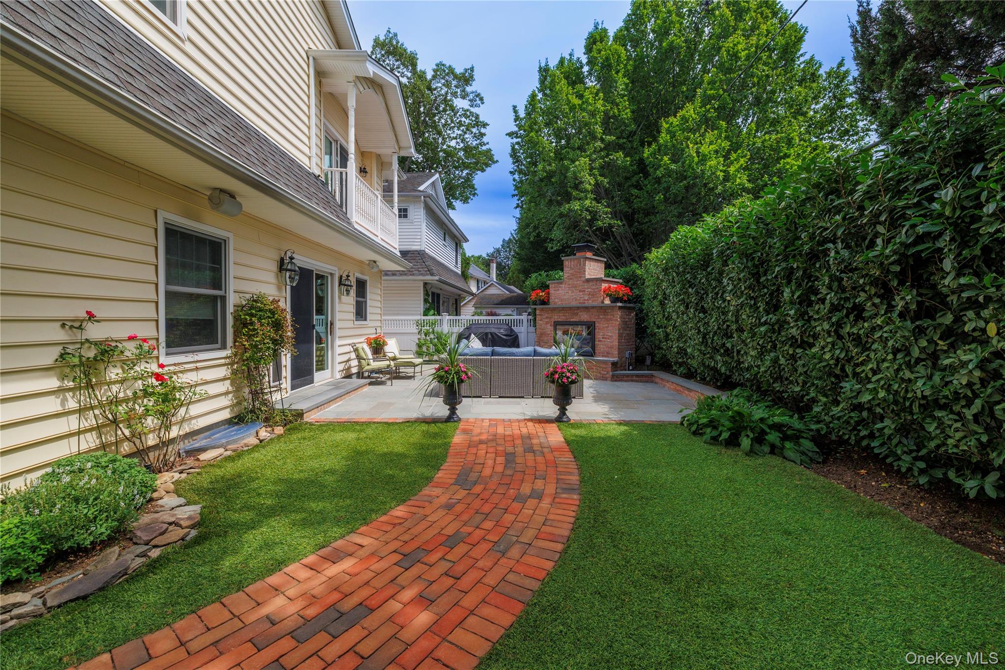 18 Midwood Road, Rockville Centre, NY 11570