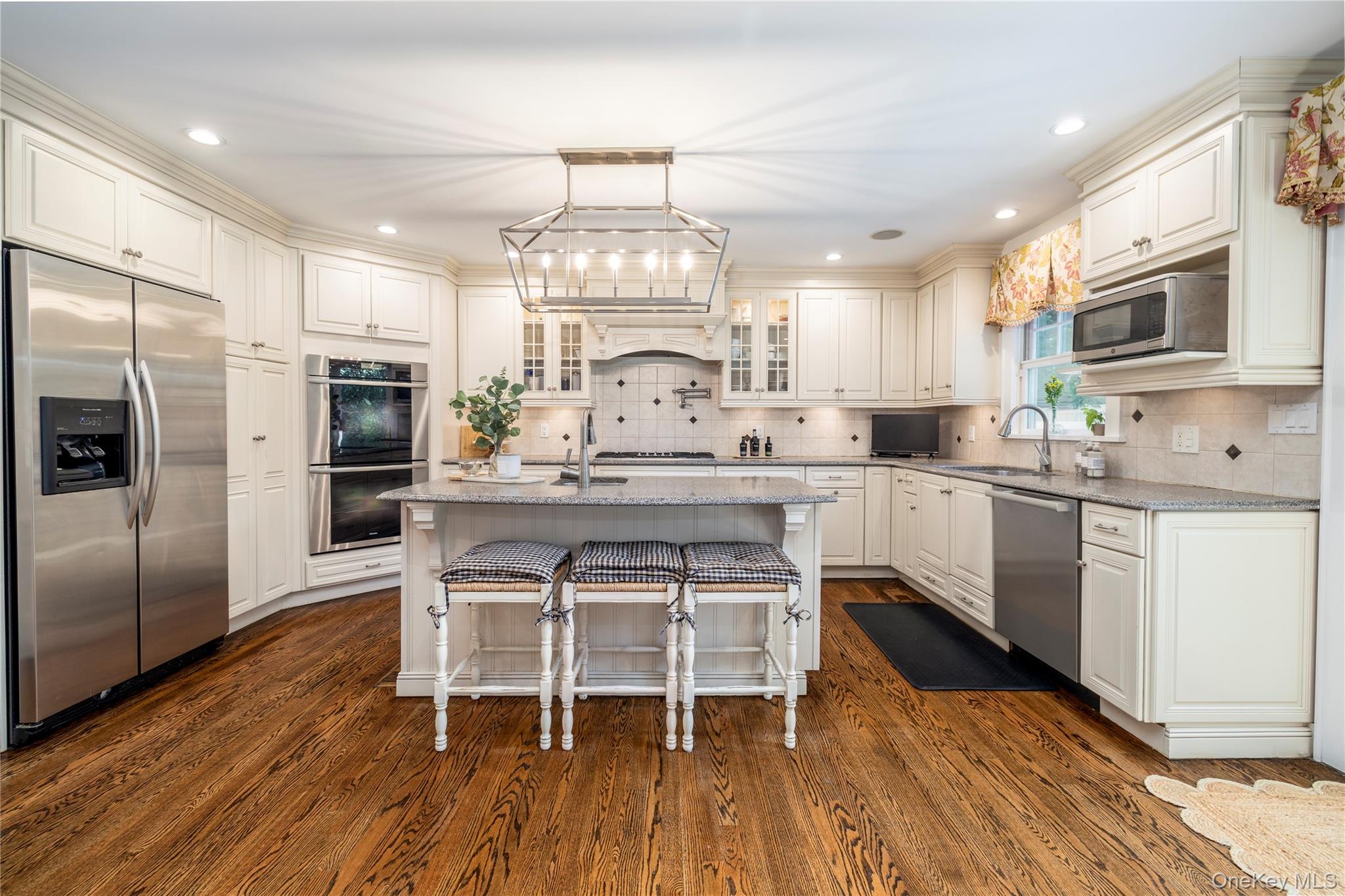 18 Midwood Road, Rockville Centre, NY 11570