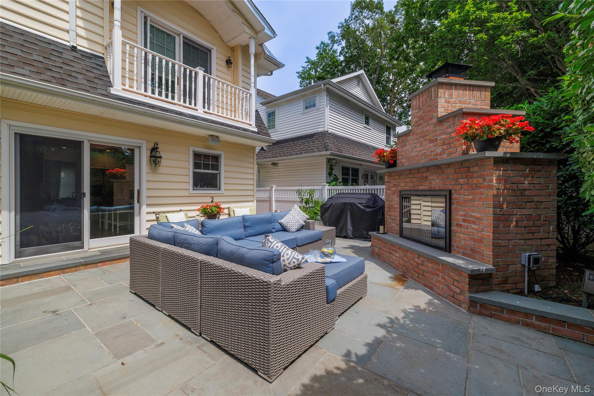 18 Midwood Road, Rockville Centre, NY 11570