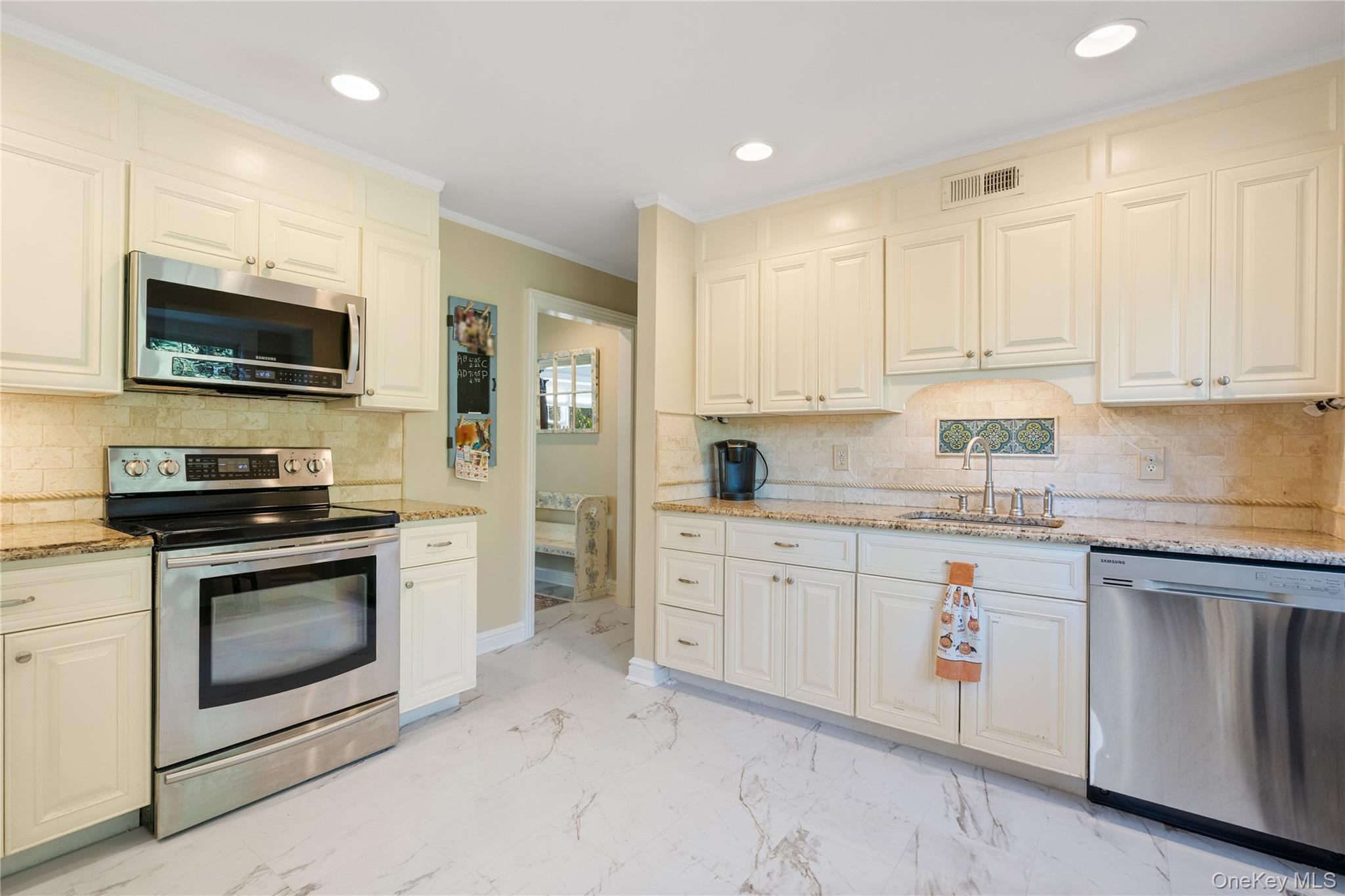 49 Rolling rd, Miller Place, NY 11764