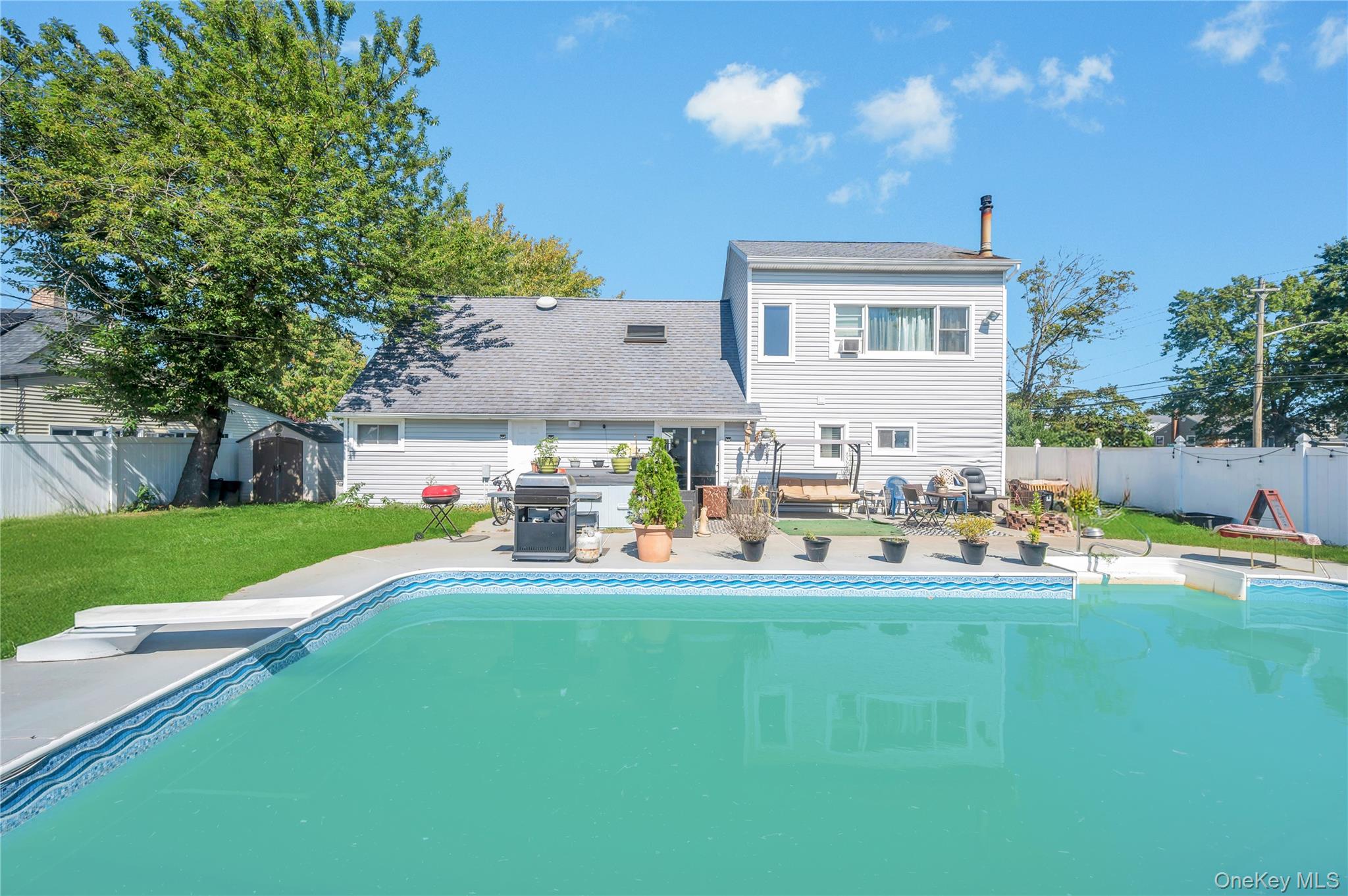 6 Regal Lane, Levittown, NY 11756