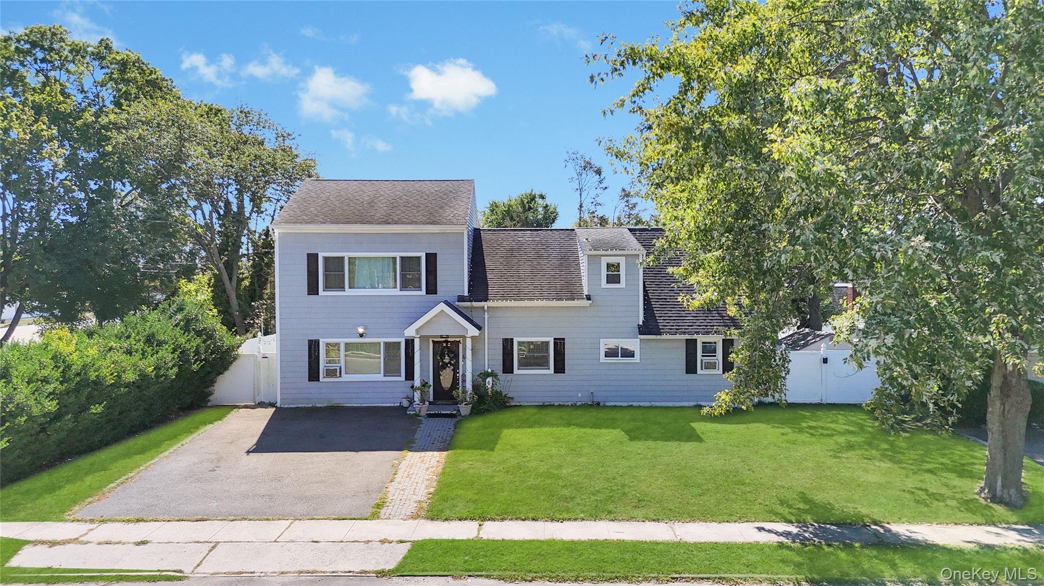 6 Regal Lane, Levittown, NY 11756