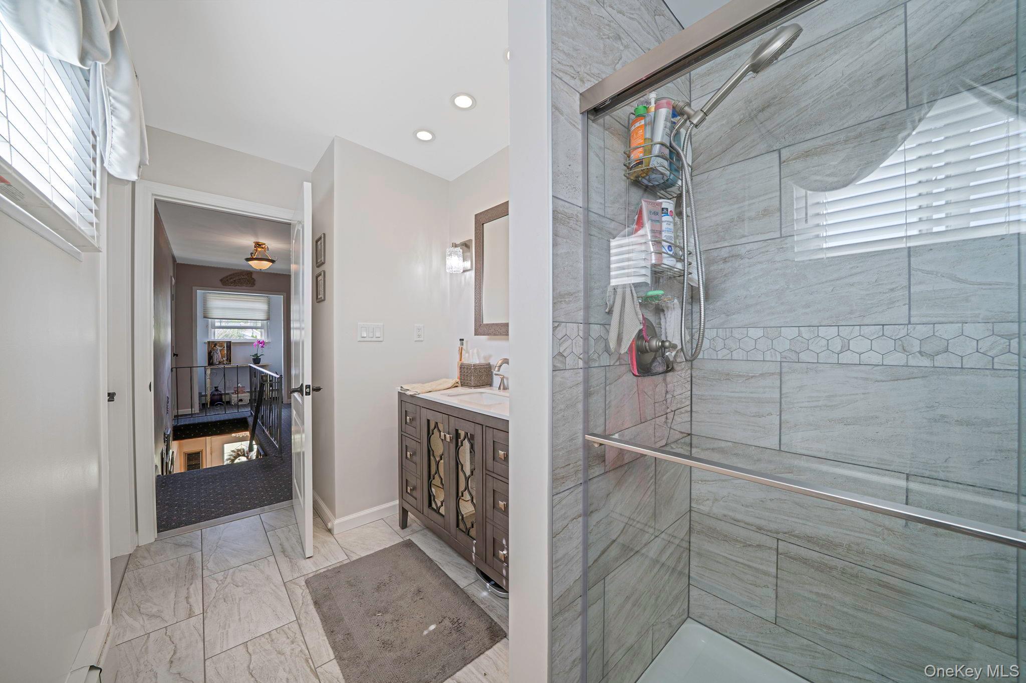 3 Knollwood Court, Holbrook, NY 11741