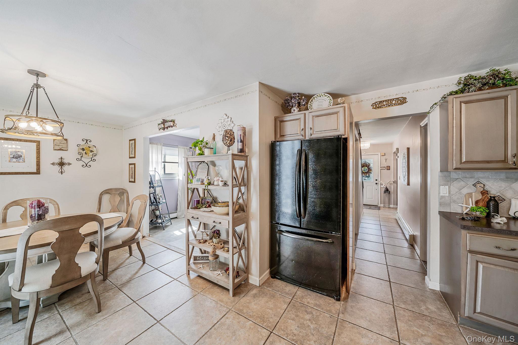 3 Knollwood Court, Holbrook, NY 11741