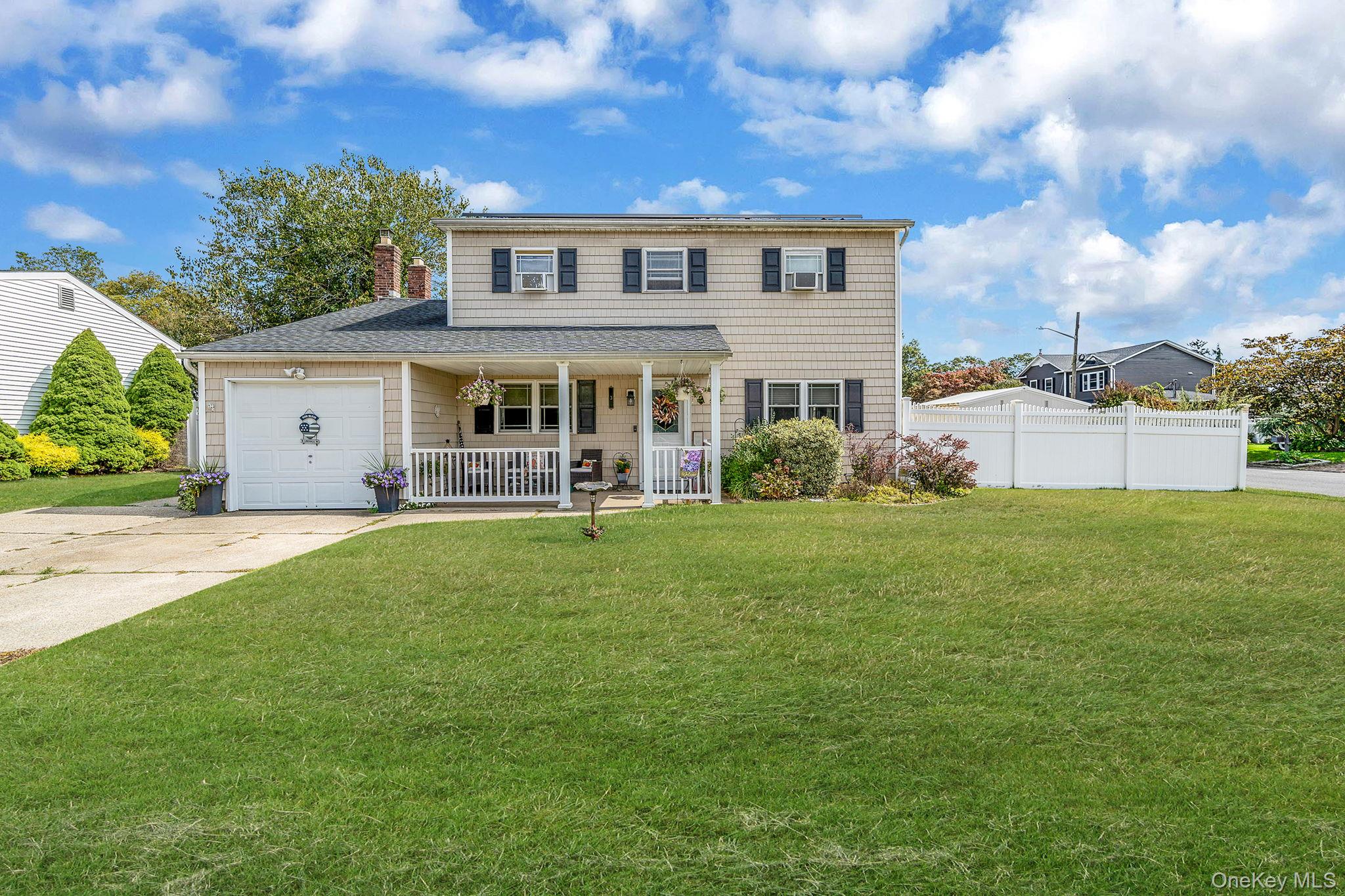 3 Knollwood Court, Holbrook, NY 11741