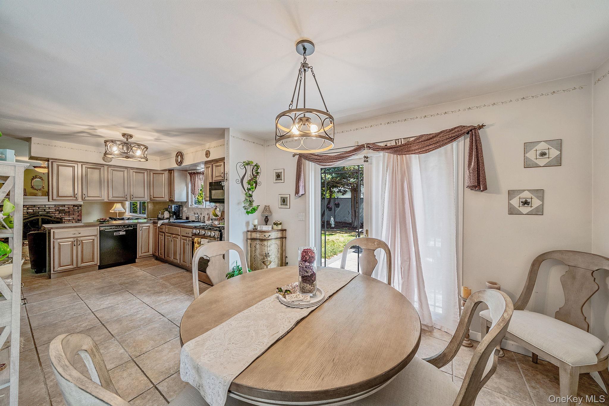 3 Knollwood Court, Holbrook, NY 11741