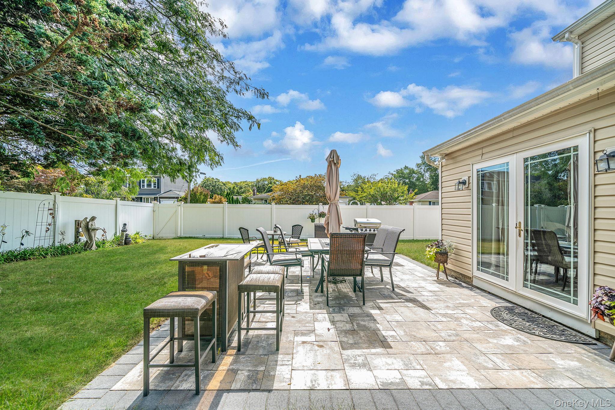 3 Knollwood Court, Holbrook, NY 11741