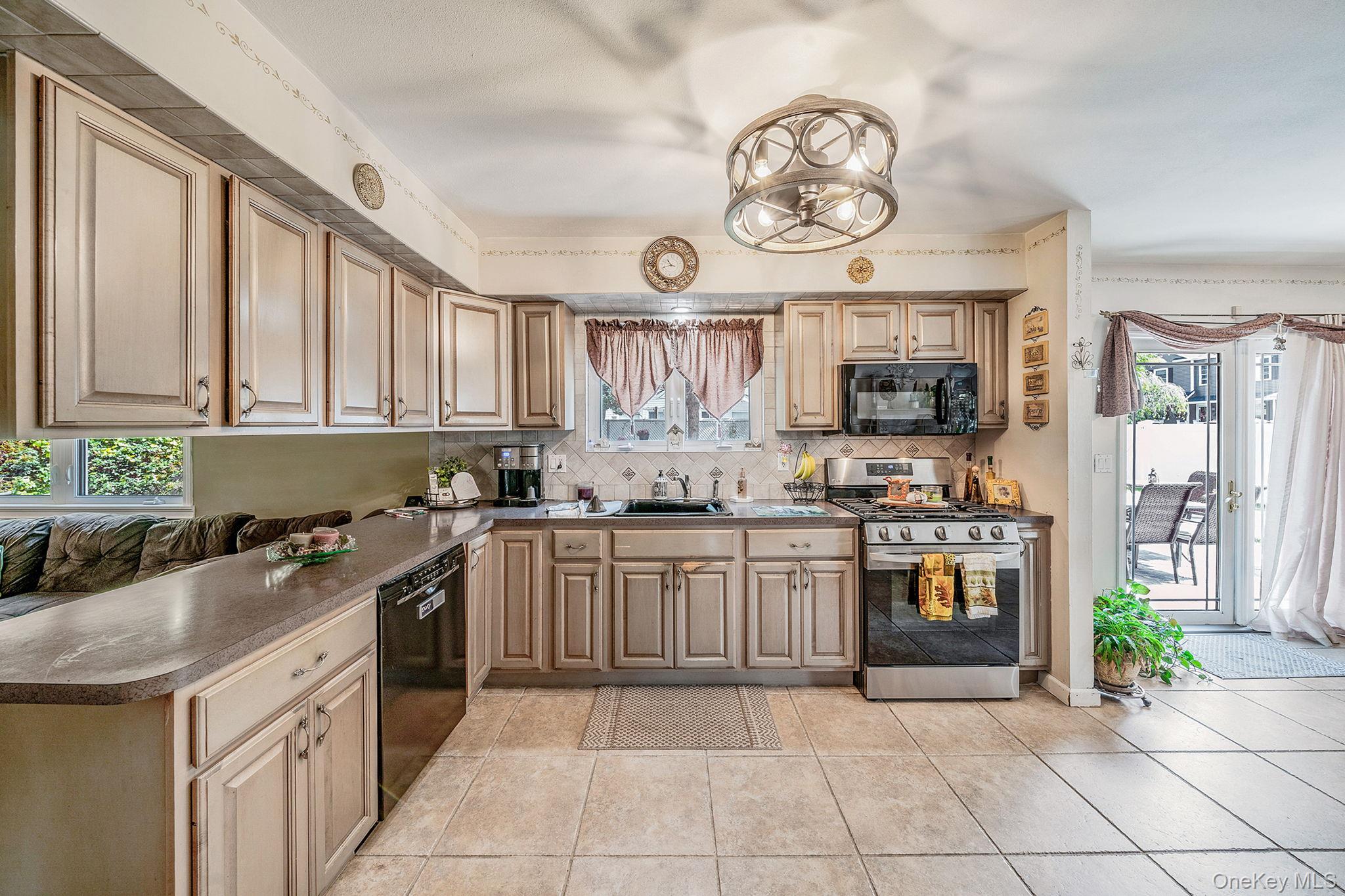 3 Knollwood Court, Holbrook, NY 11741