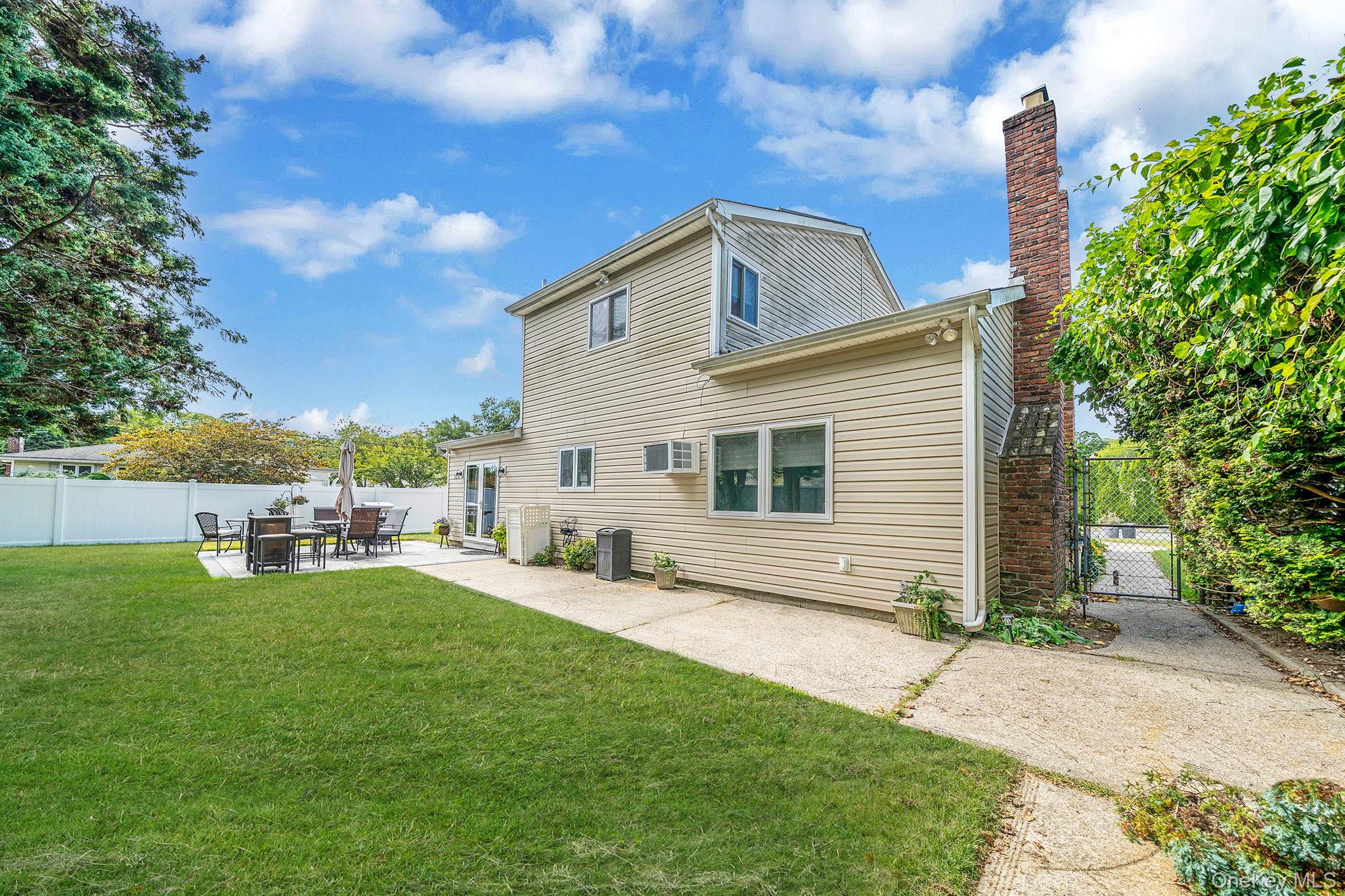 3 Knollwood Court, Holbrook, NY 11741