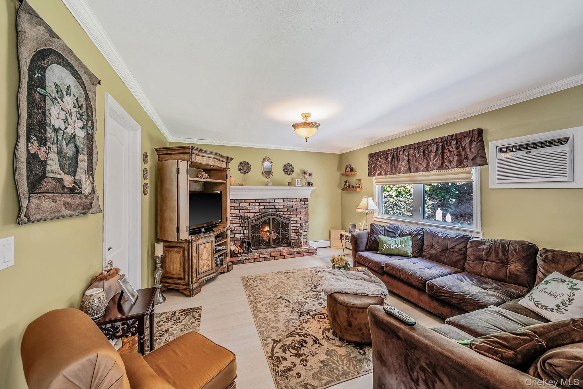 3 Knollwood Court, Holbrook, NY 11741