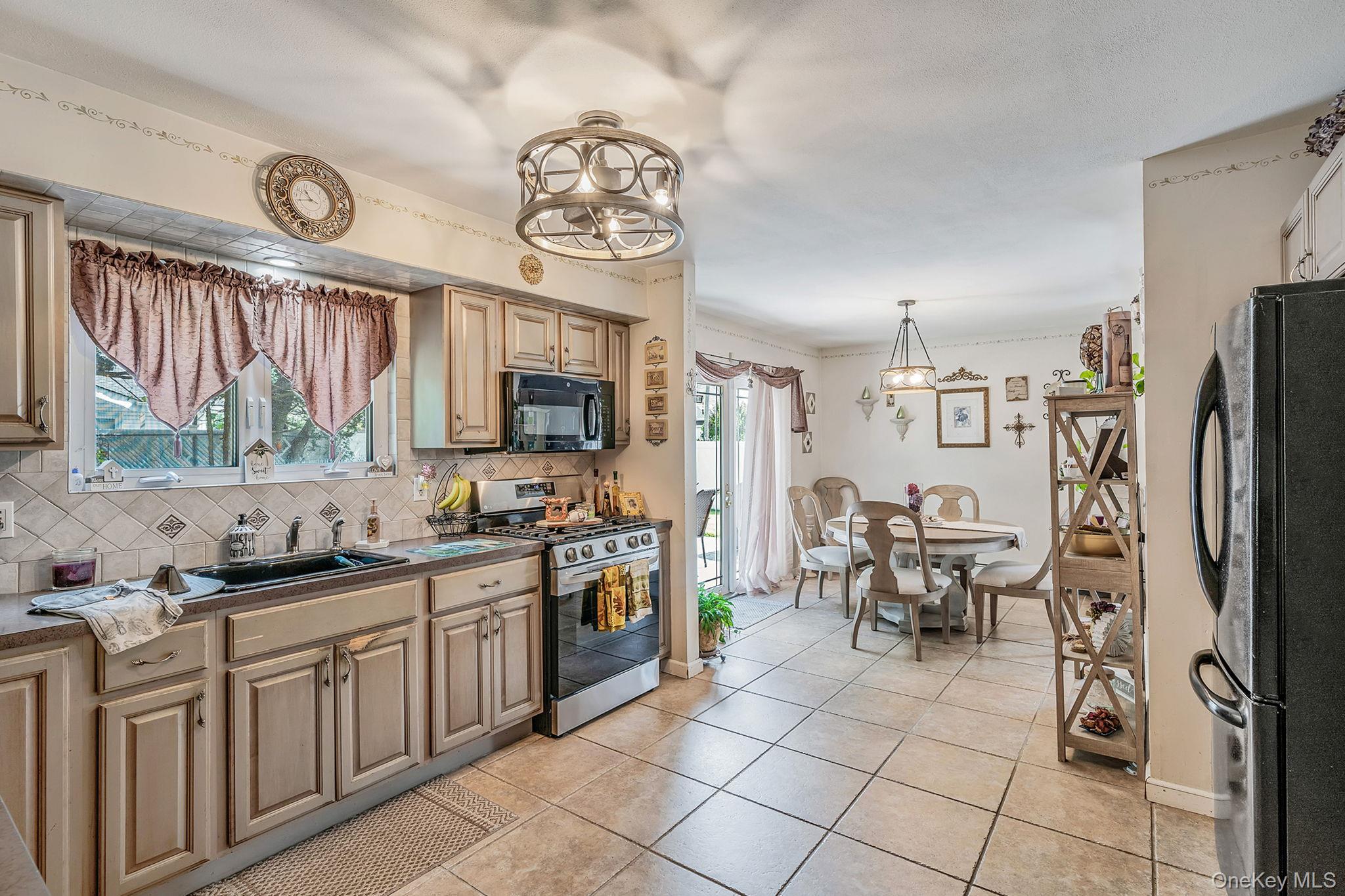 3 Knollwood Court, Holbrook, NY 11741