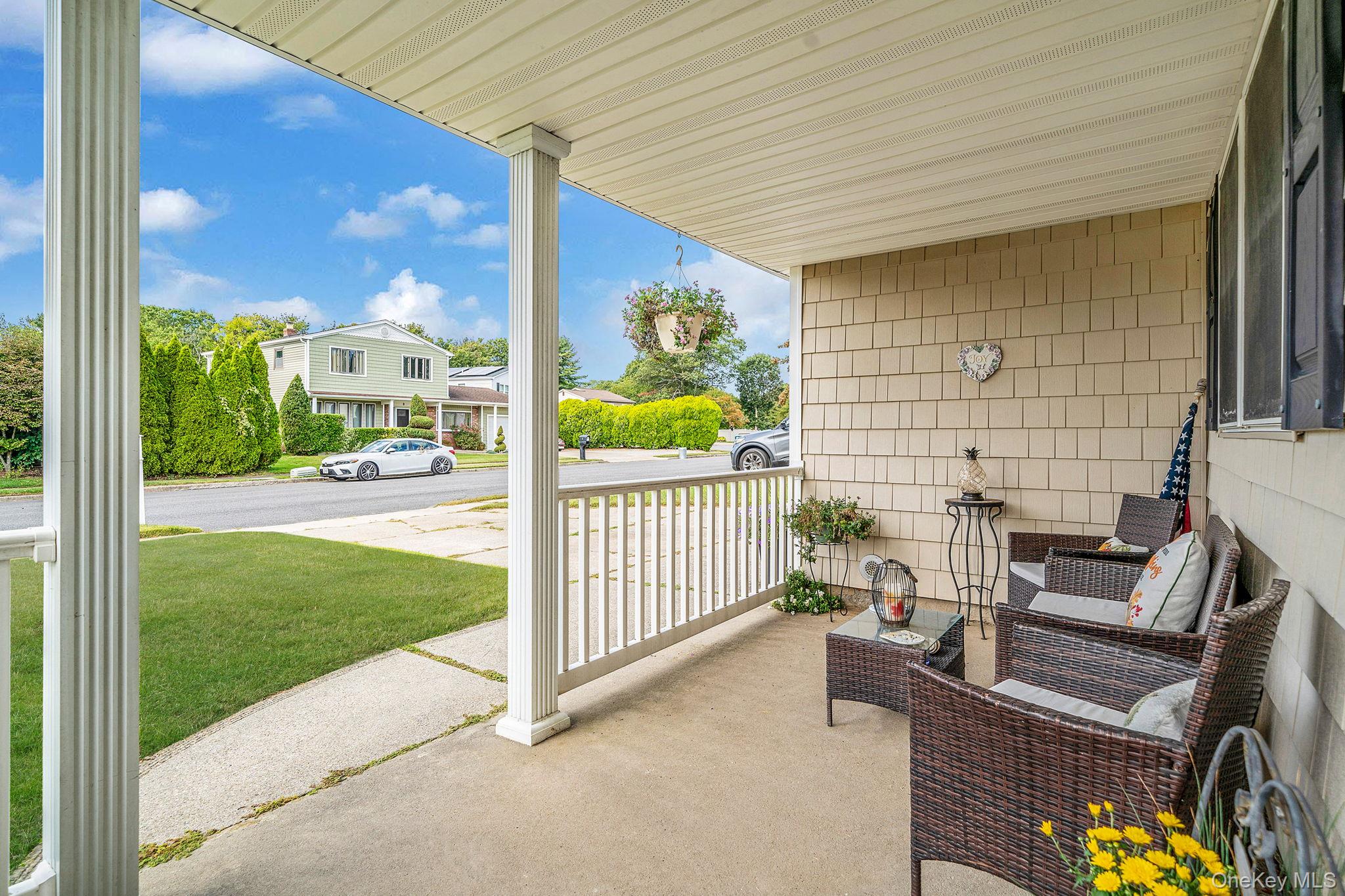 3 Knollwood Court, Holbrook, NY 11741