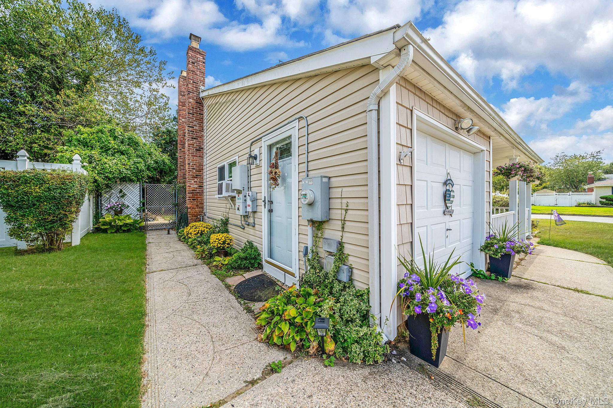 3 Knollwood Court, Holbrook, NY 11741