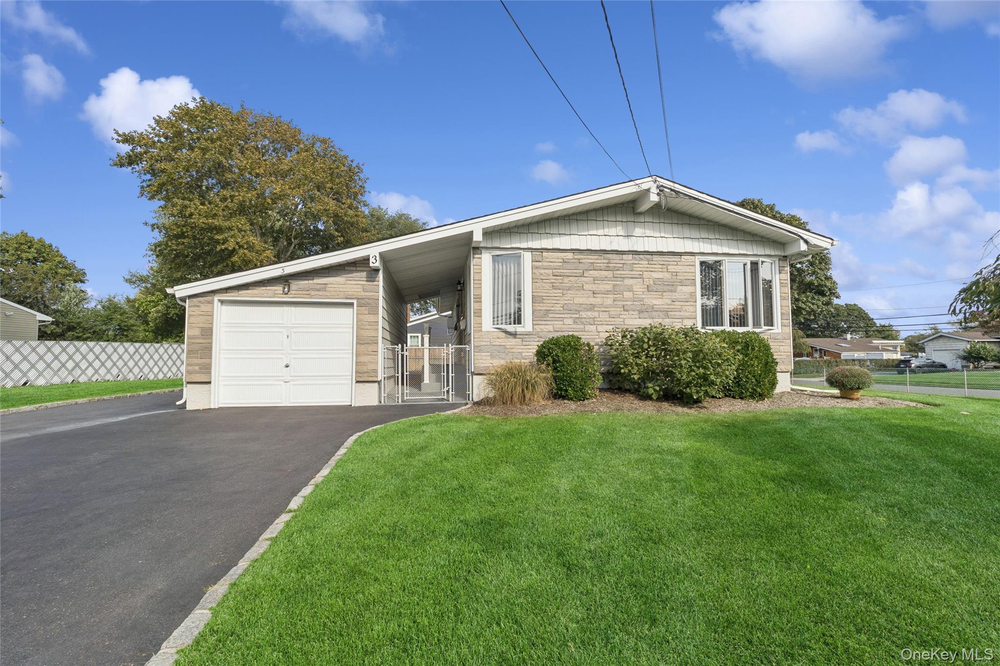 3 Potomac Lane, Sayville, NY 11782