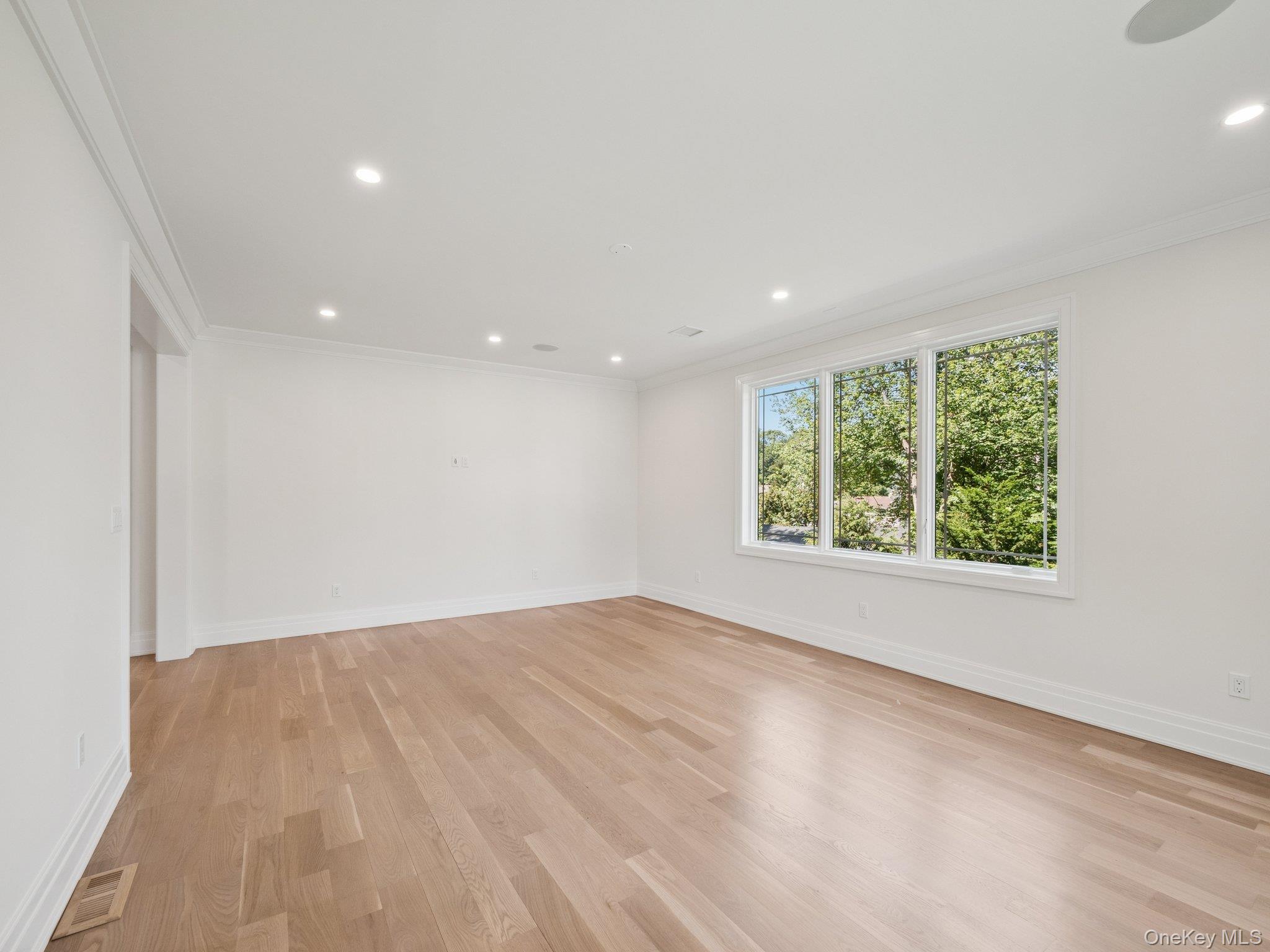 2 Arthur Place, Woodbury, NY 11797