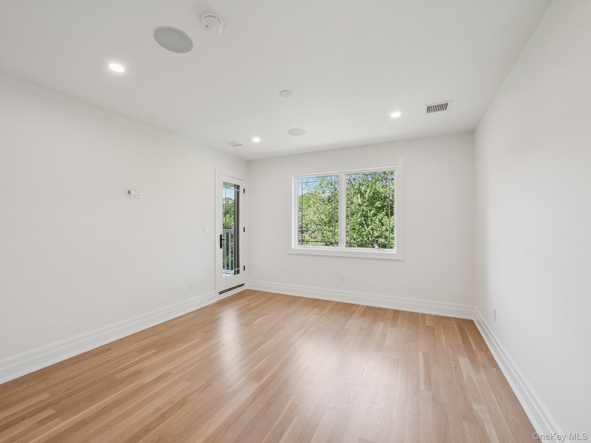 2 Arthur Place, Woodbury, NY 11797