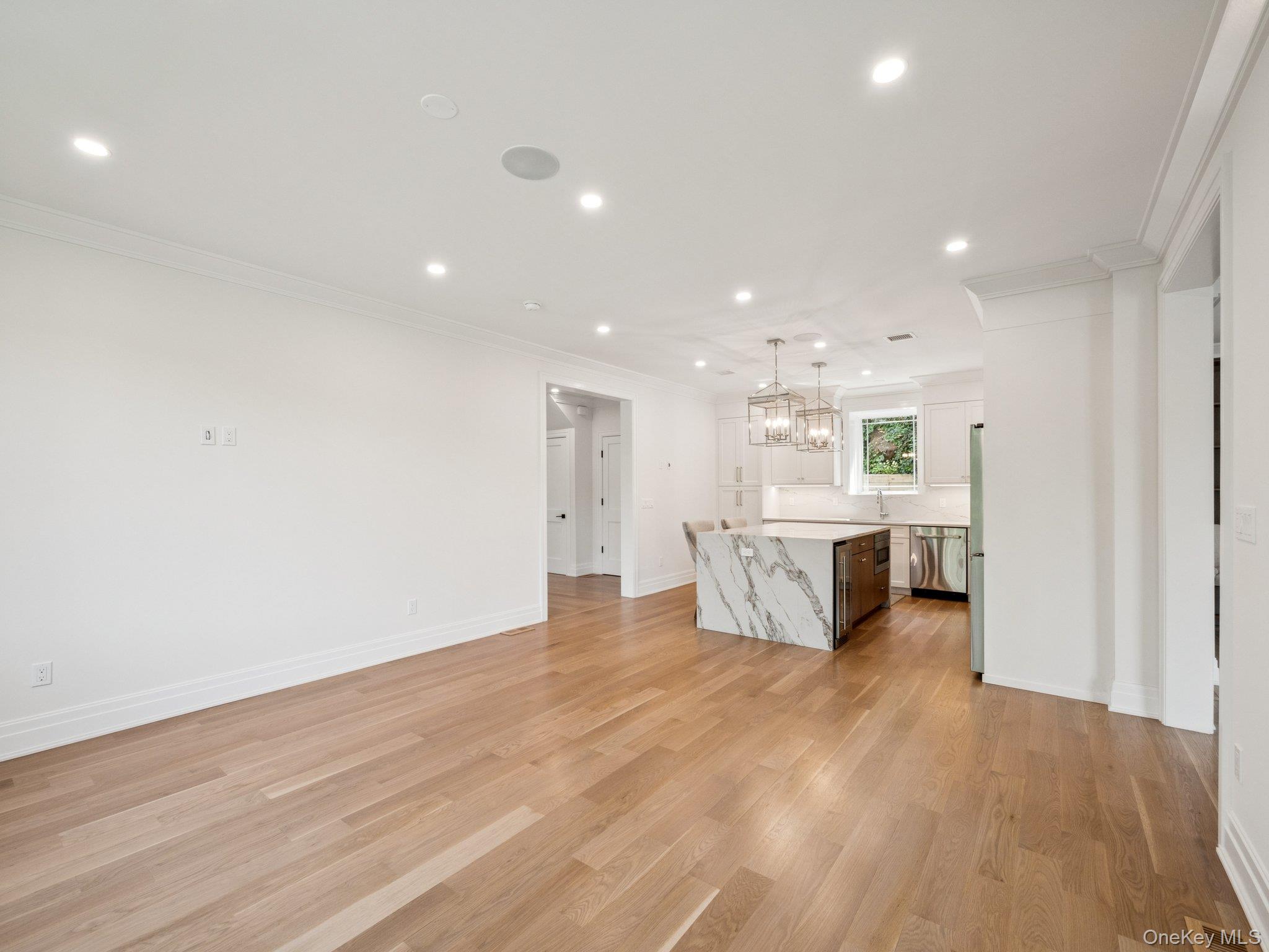 2 Arthur Place, Woodbury, NY 11797