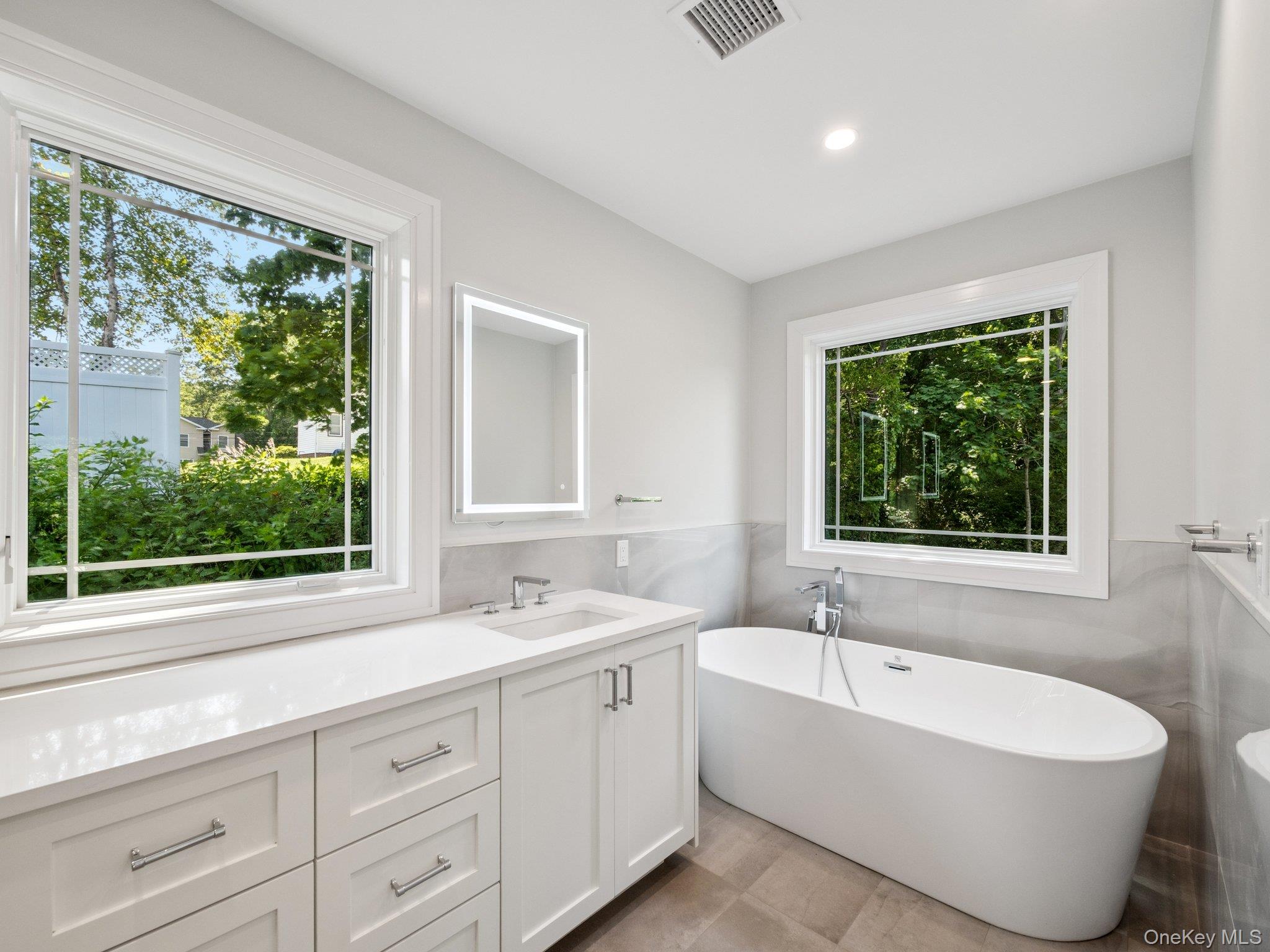 2 Arthur Place, Woodbury, NY 11797