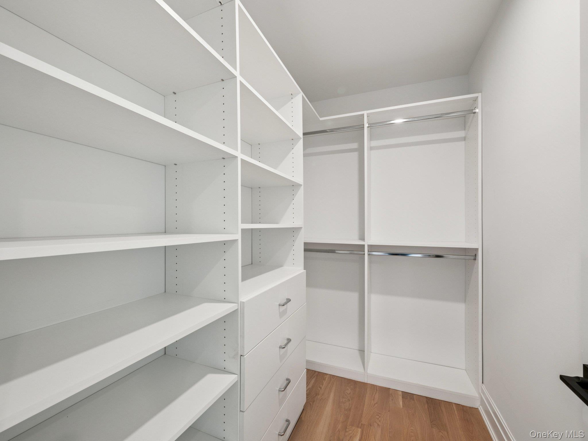 2 Arthur Place, Woodbury, NY 11797