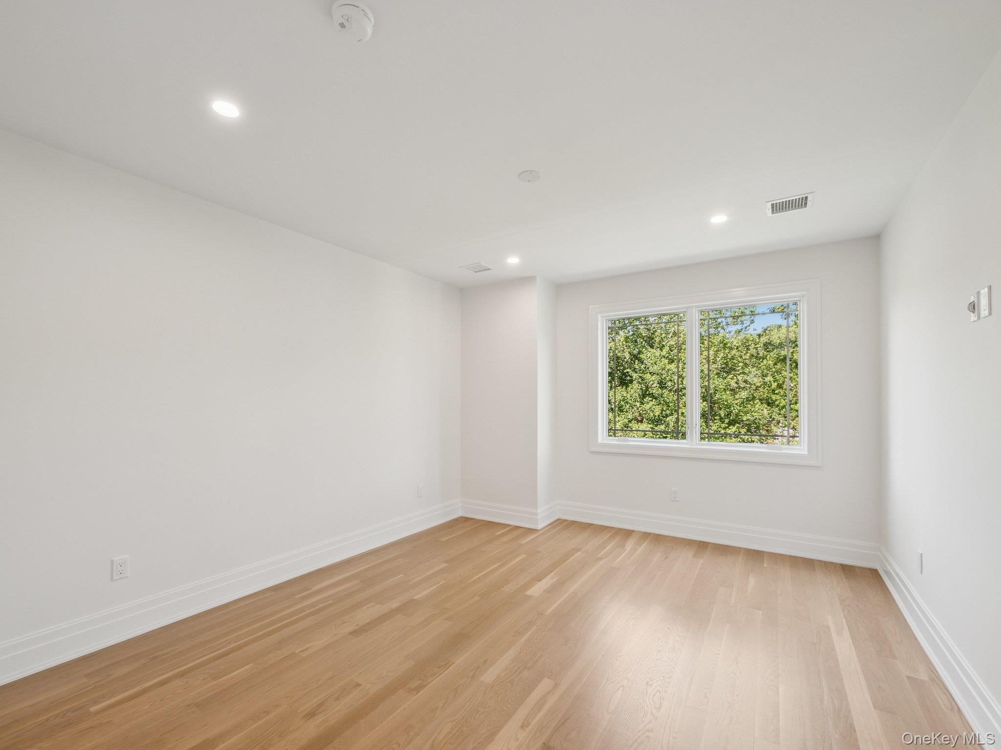 2 Arthur Place, Woodbury, NY 11797