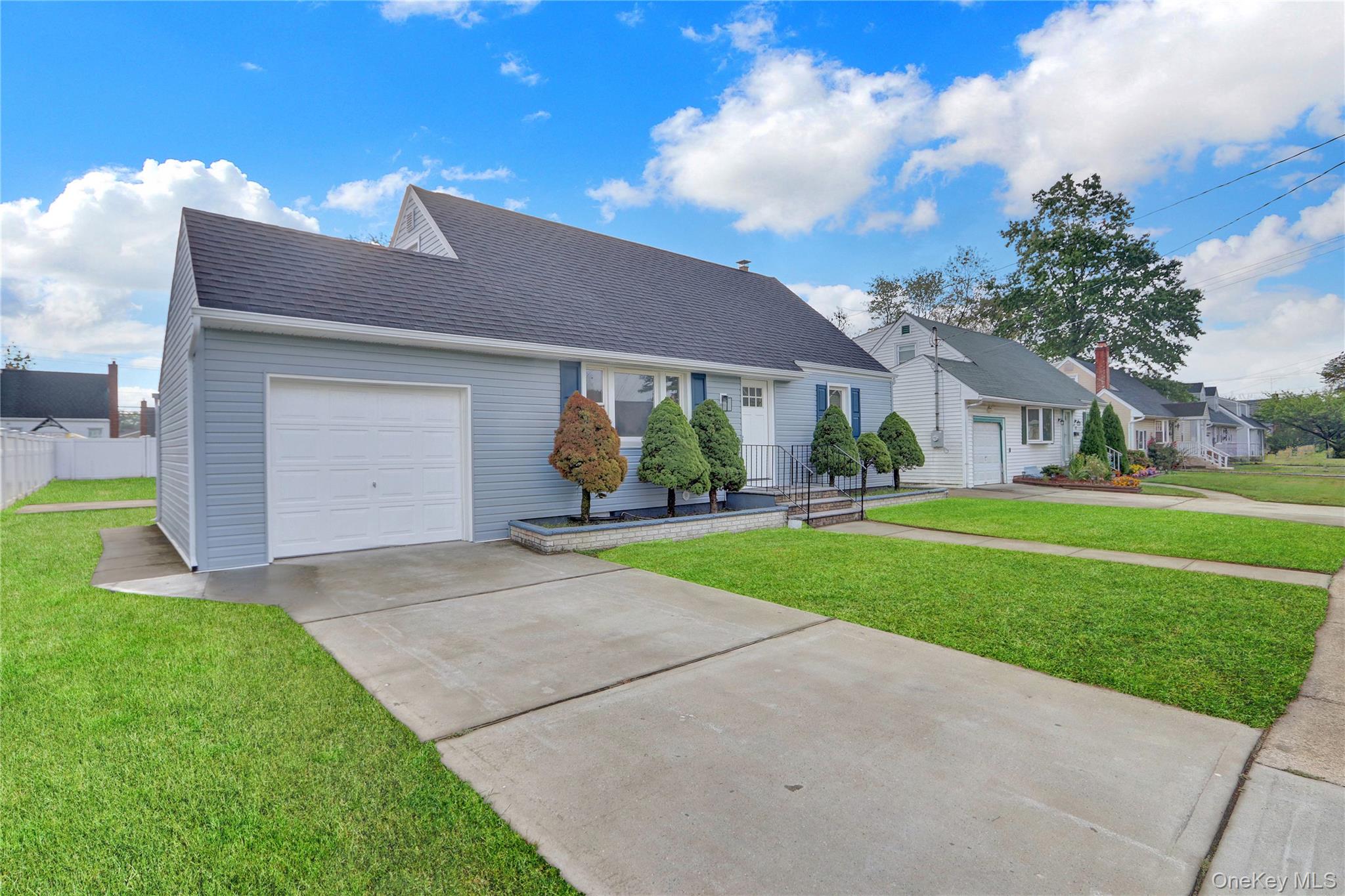 15 Cornwall Lane, Hicksville, NY 11801