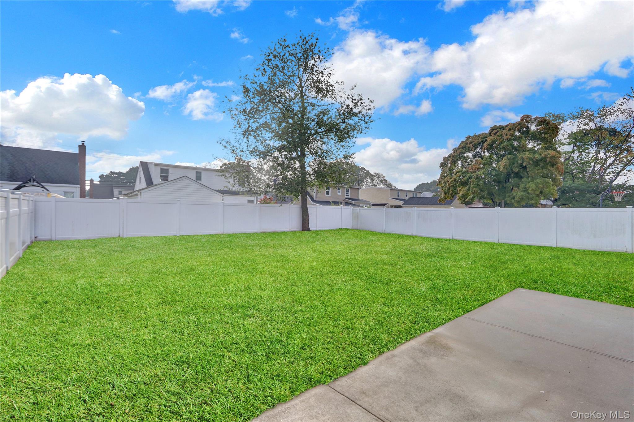 15 Cornwall Lane, Hicksville, NY 11801