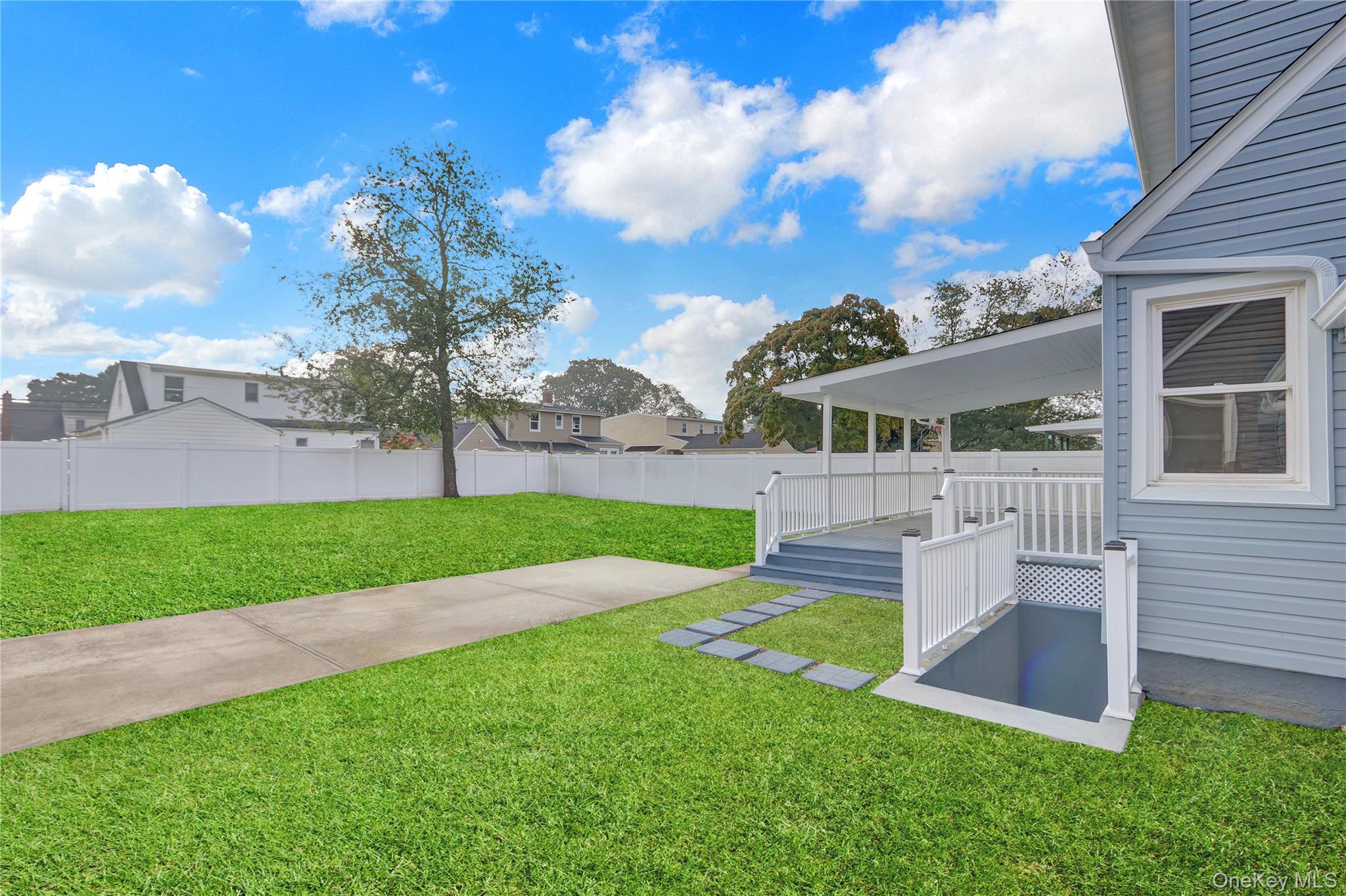 15 Cornwall Lane, Hicksville, NY 11801