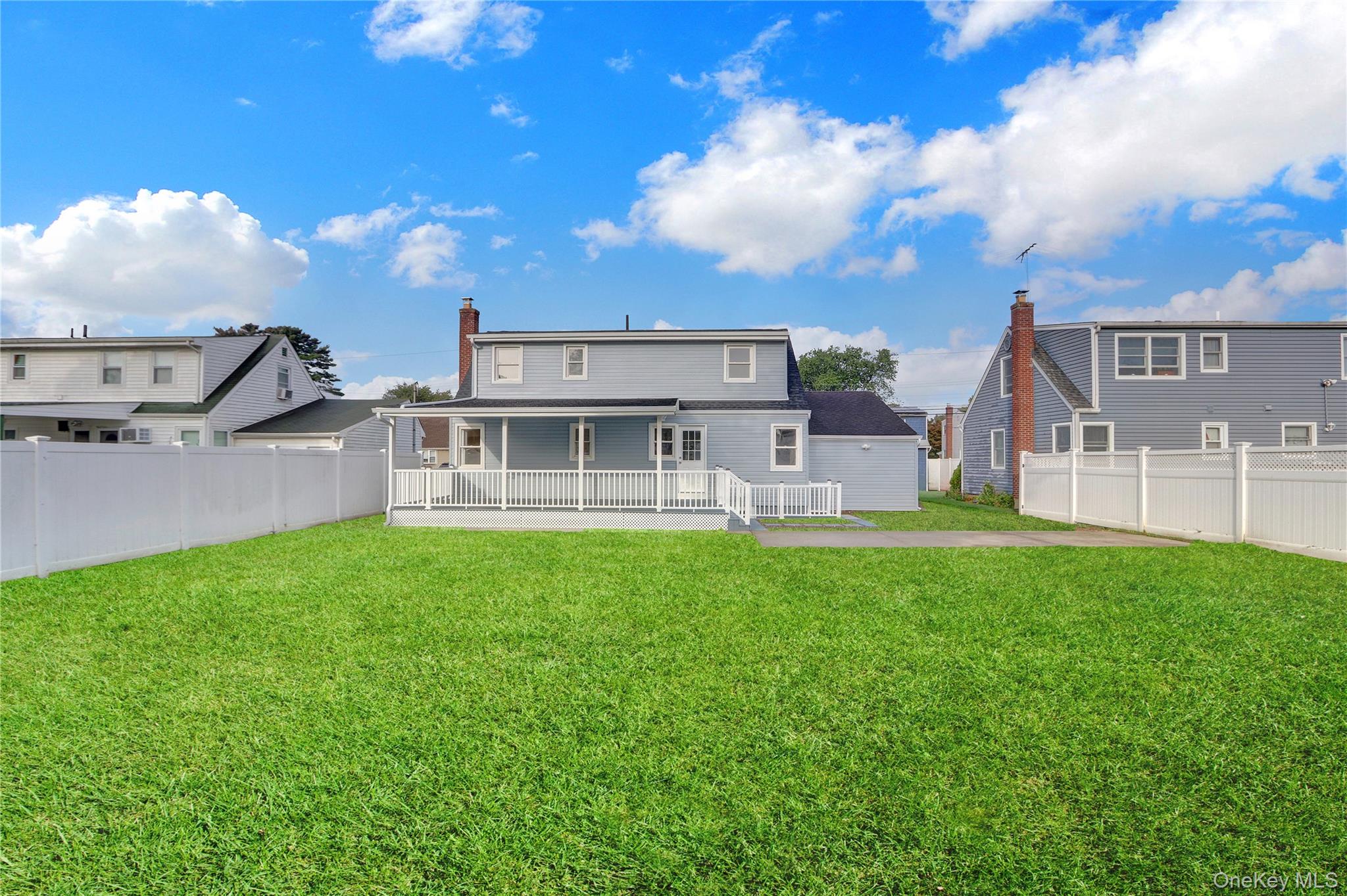 15 Cornwall Lane, Hicksville, NY 11801