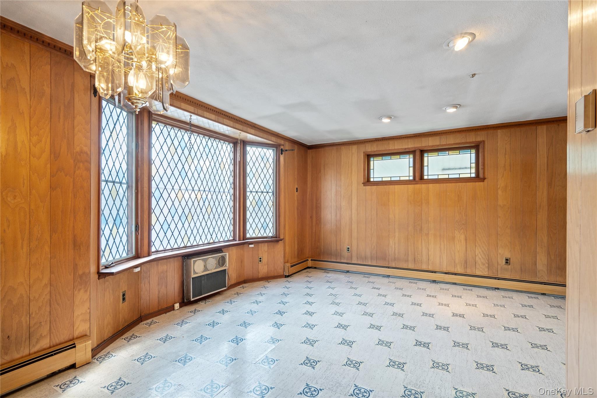 73 Parkview Place, Malverne, NY 11565