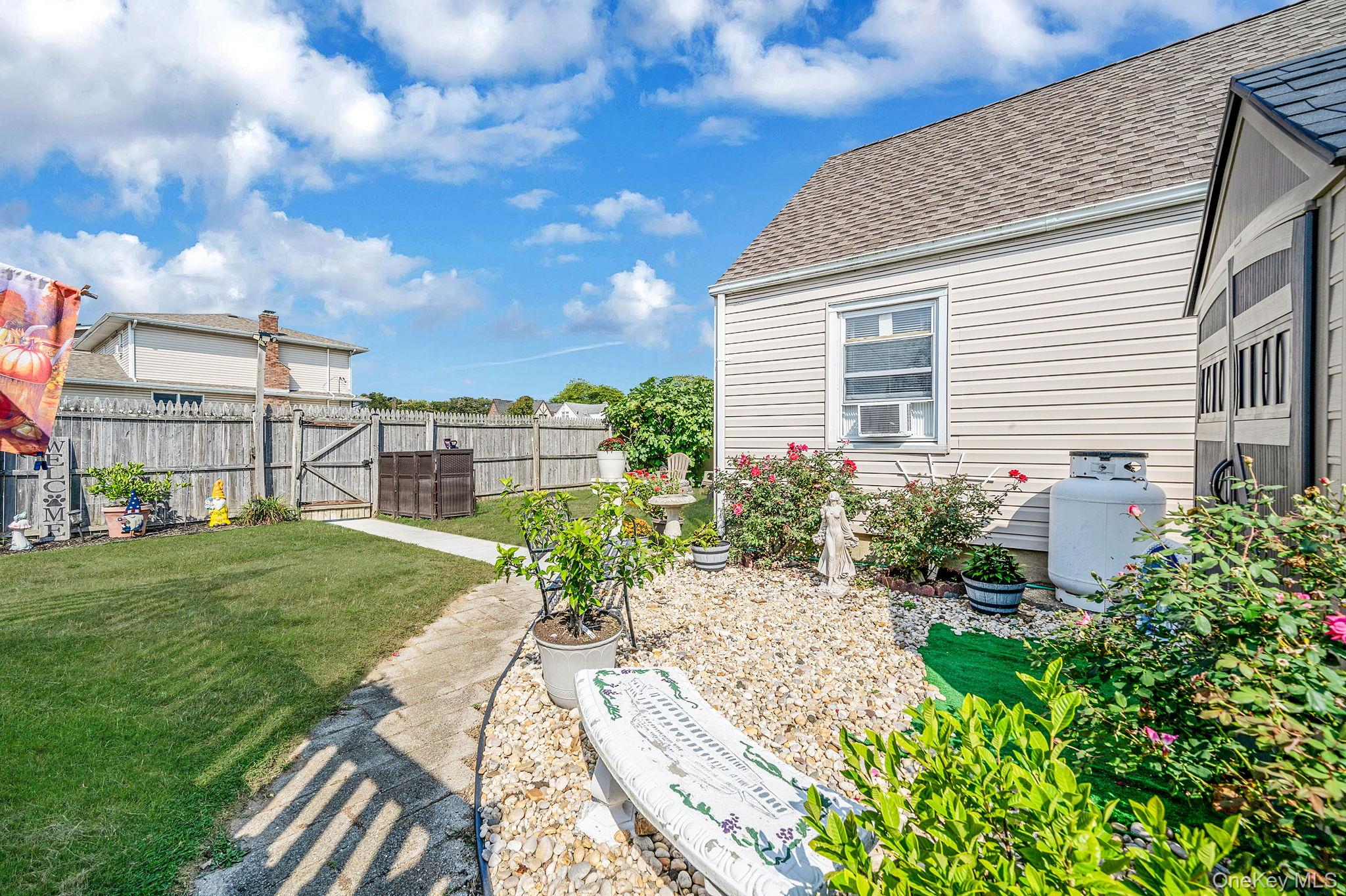 525 S Broadway, Lindenhurst, NY 11757