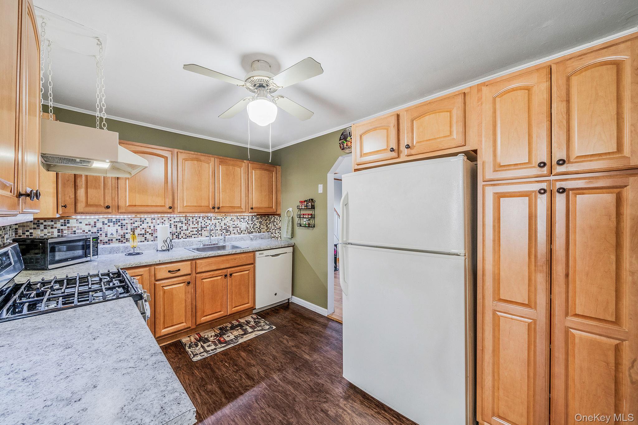 525 S Broadway, Lindenhurst, NY 11757