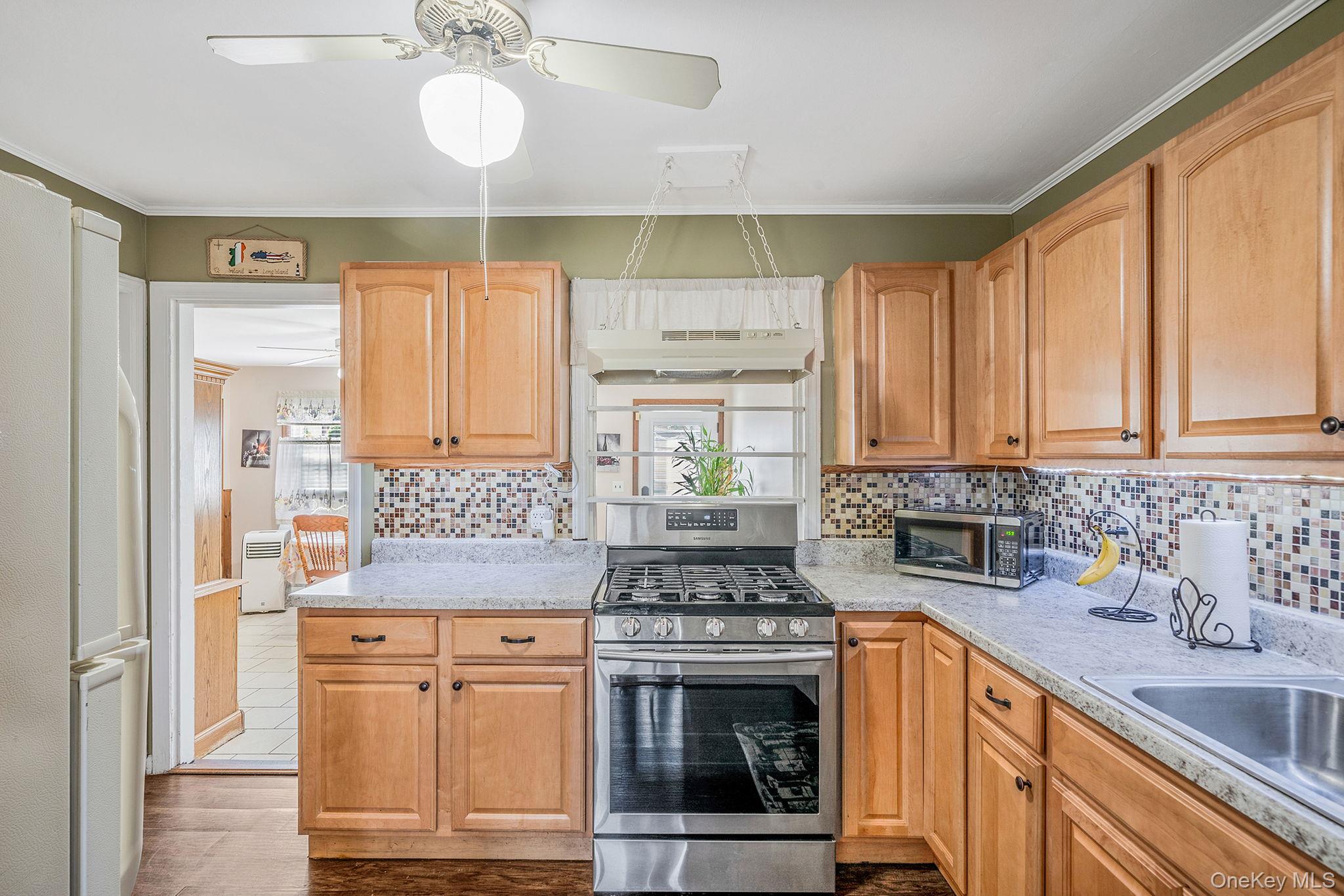 525 S Broadway, Lindenhurst, NY 11757