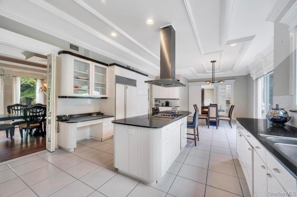 25 Wildwood Drive, Laurel Hollow, NY 11791