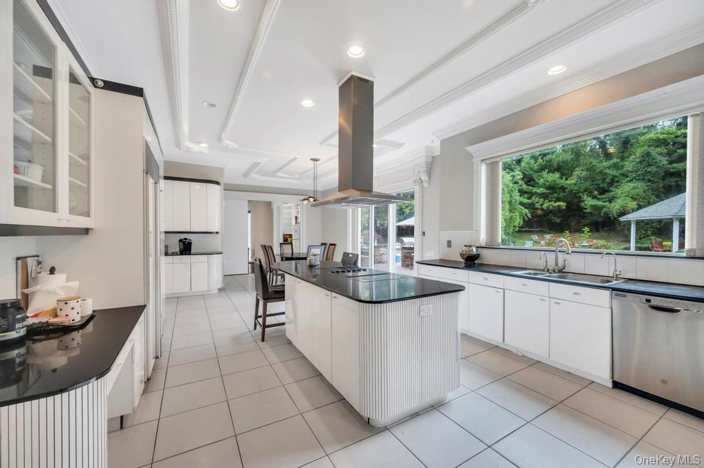 25 Wildwood Drive, Laurel Hollow, NY 11791