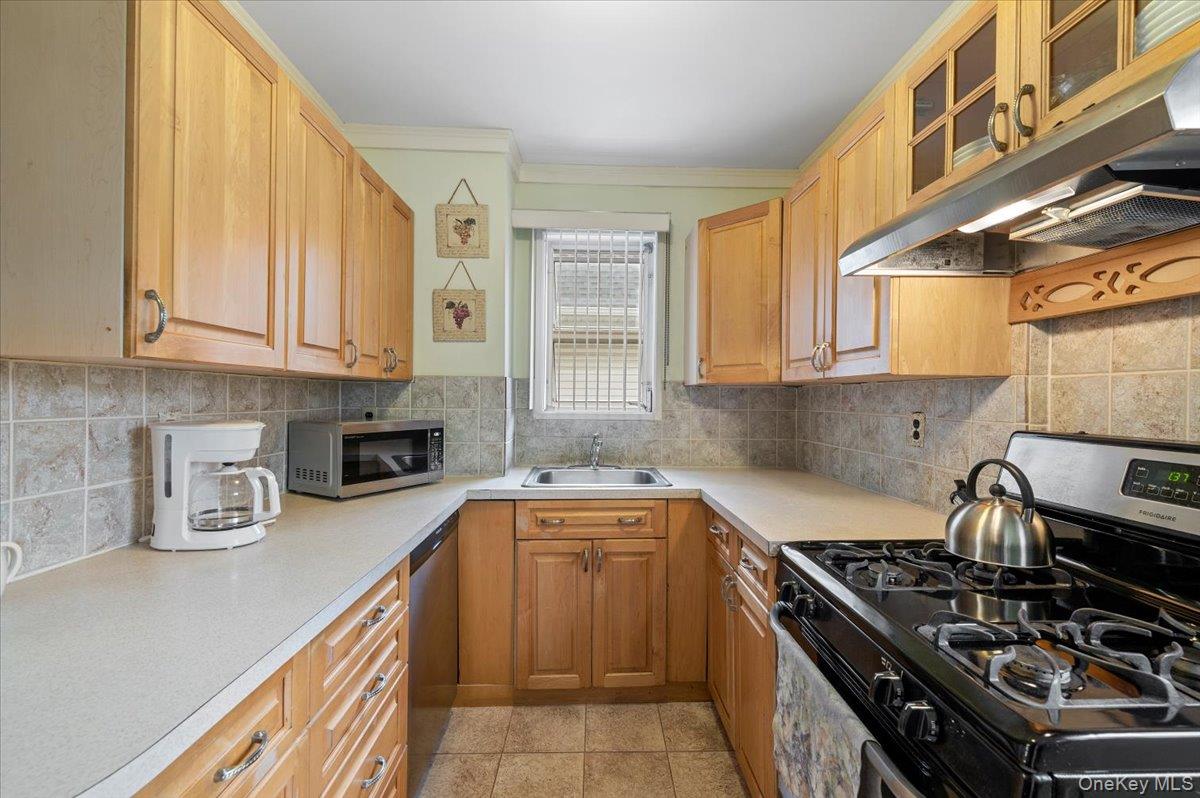 11 Park Avenue, Williston Park, NY 11596