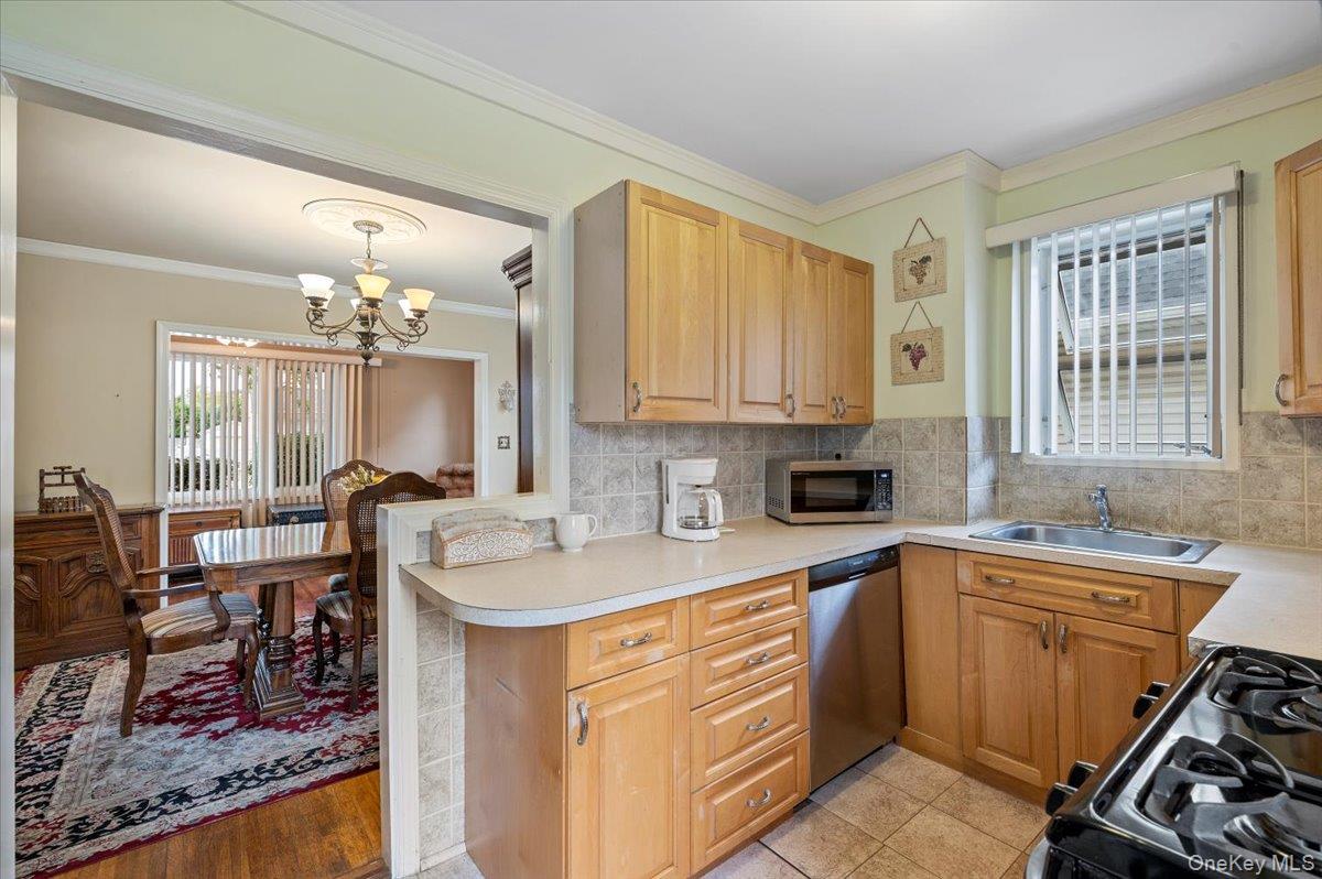 11 Park Avenue, Williston Park, NY 11596