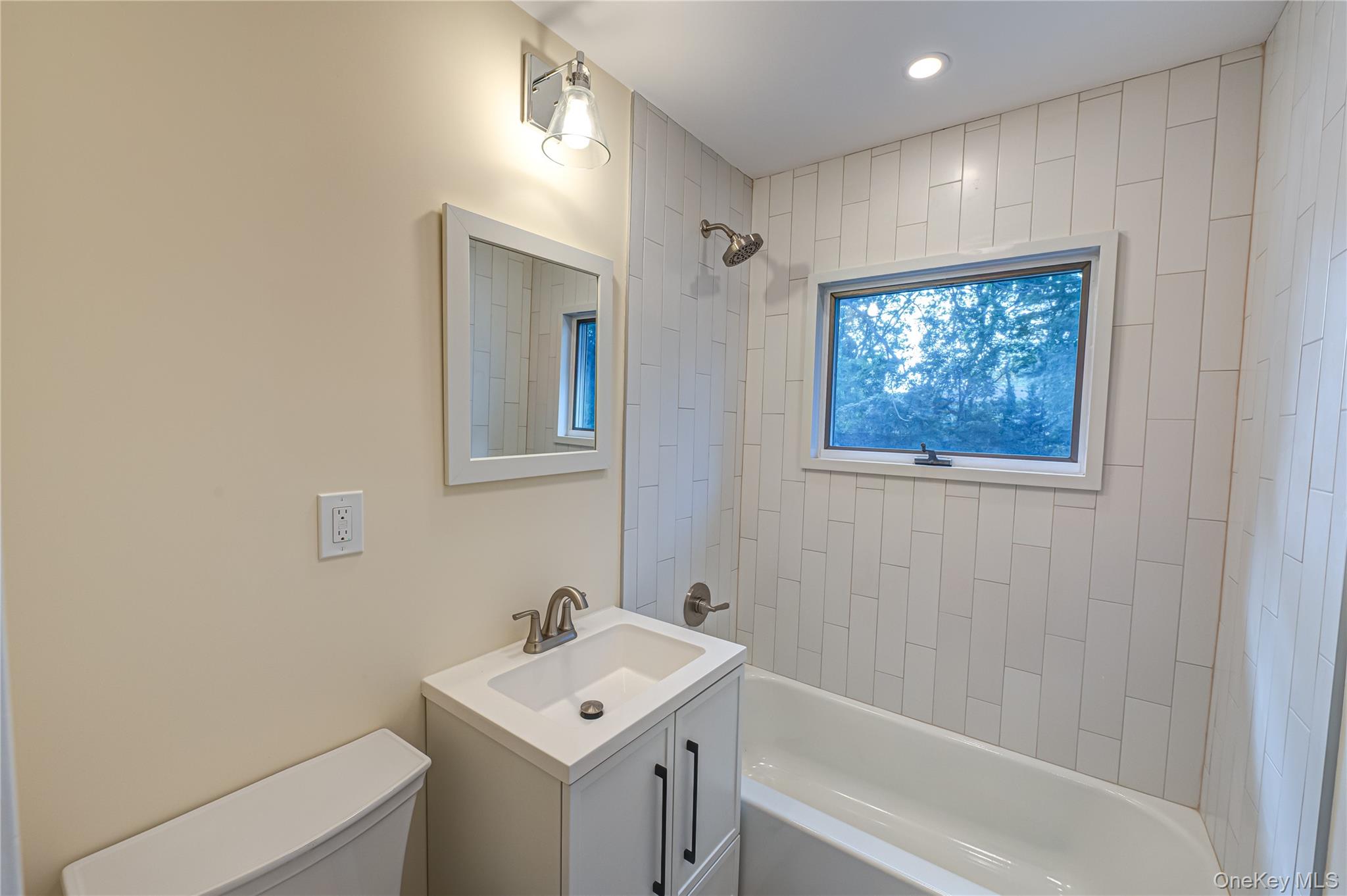 40 Center Street, Ronkonkoma, NY 11779