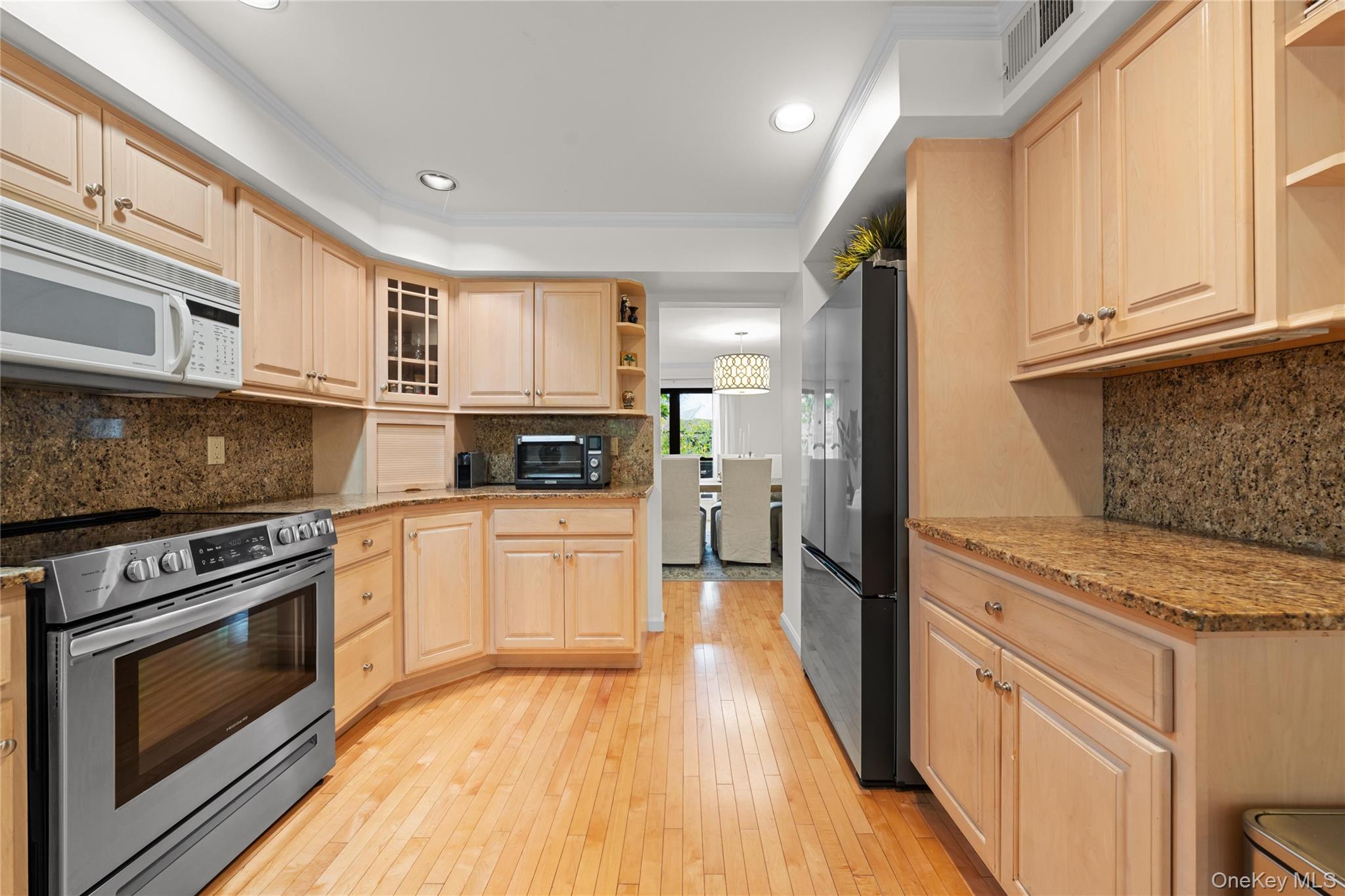 38 Windsor Gate Drive, North Hills, NY 11040