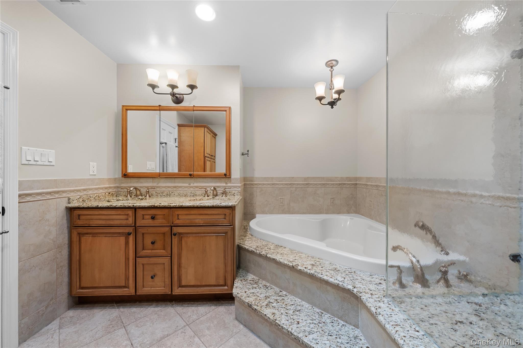 38 Windsor Gate Drive, North Hills, NY 11040