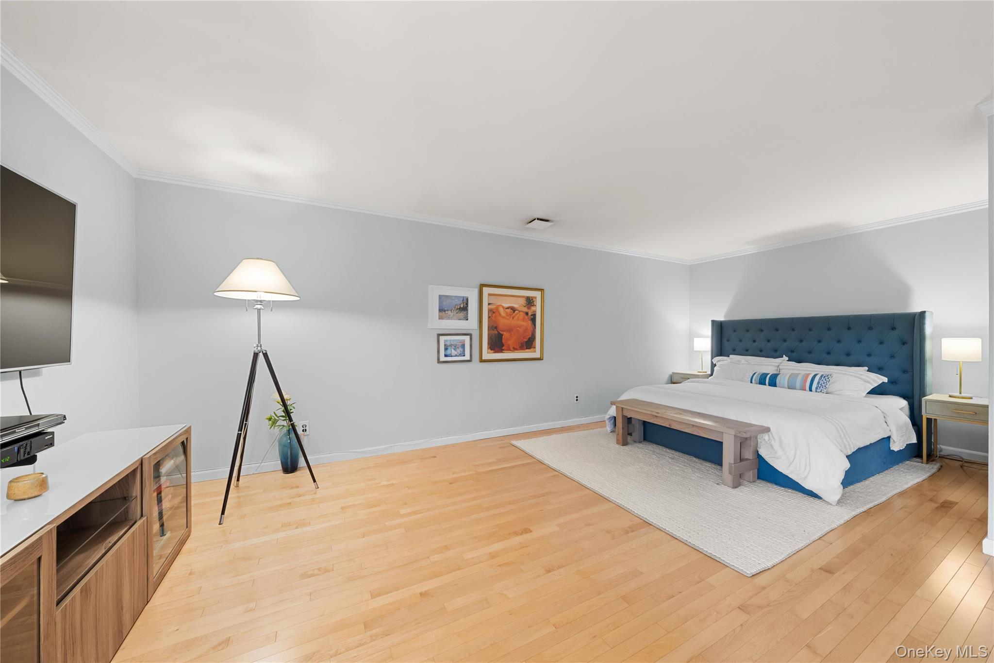 38 Windsor Gate Drive, North Hills, NY 11040