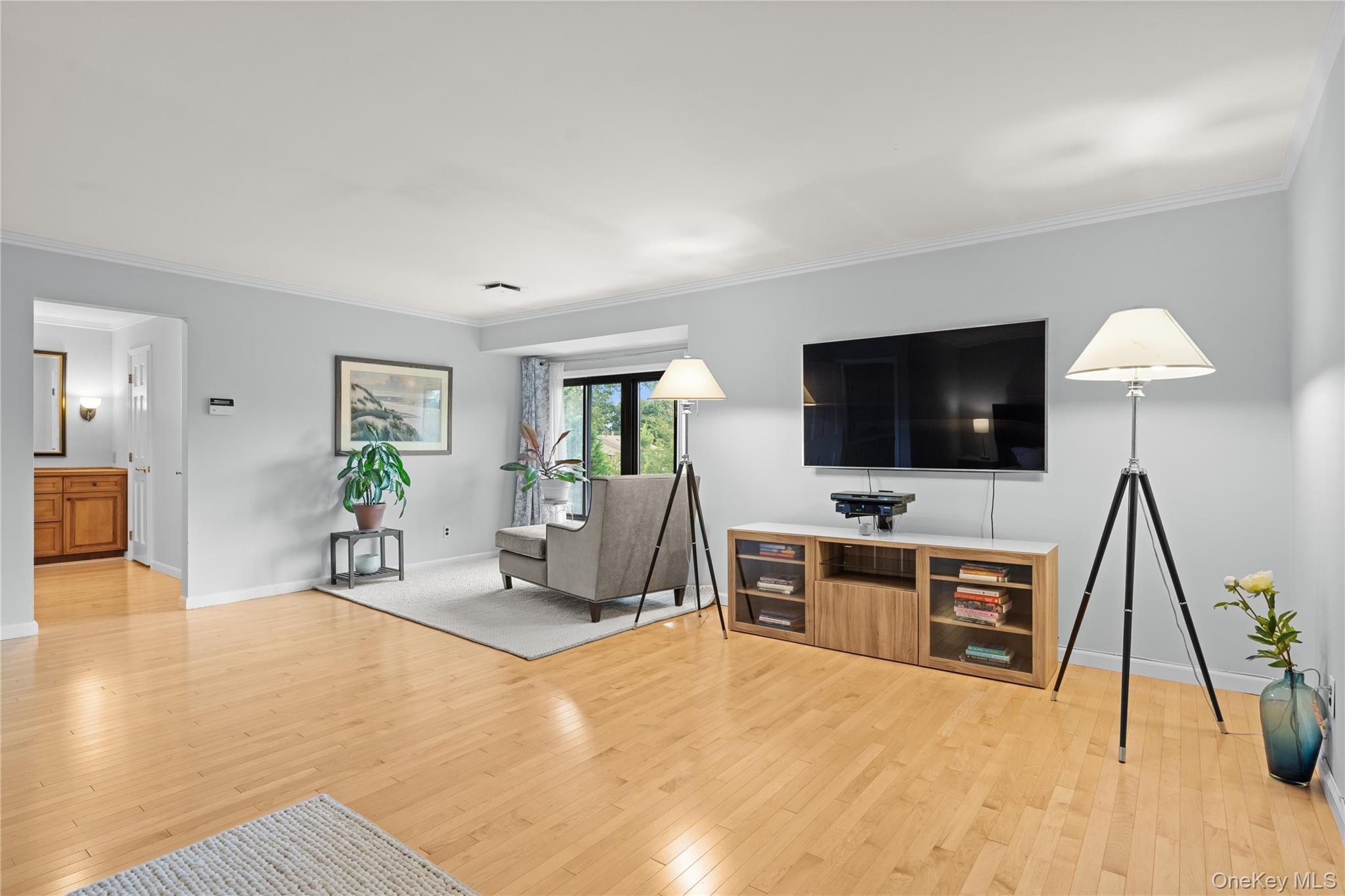 38 Windsor Gate Drive, North Hills, NY 11040