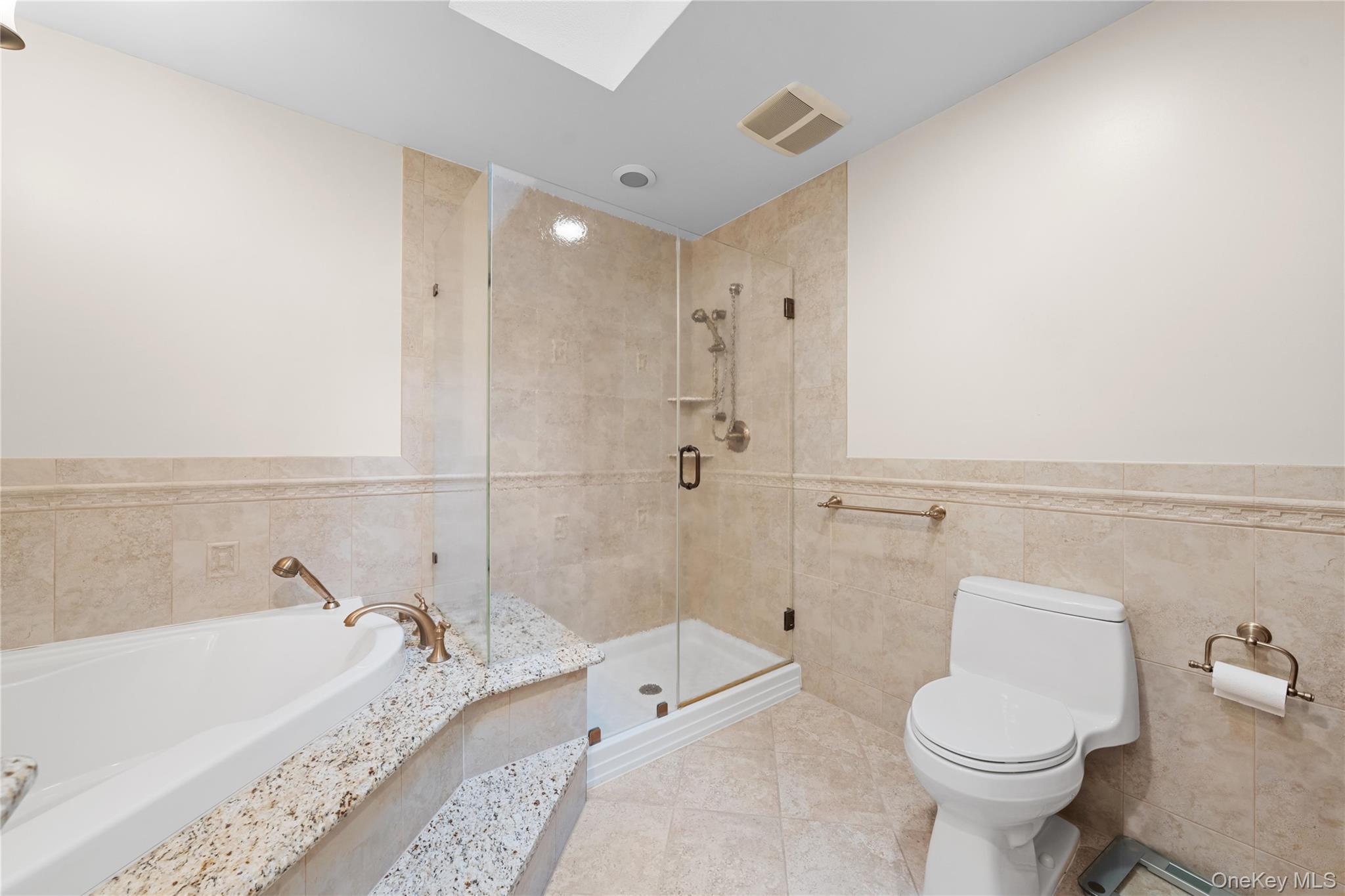 38 Windsor Gate Drive, North Hills, NY 11040