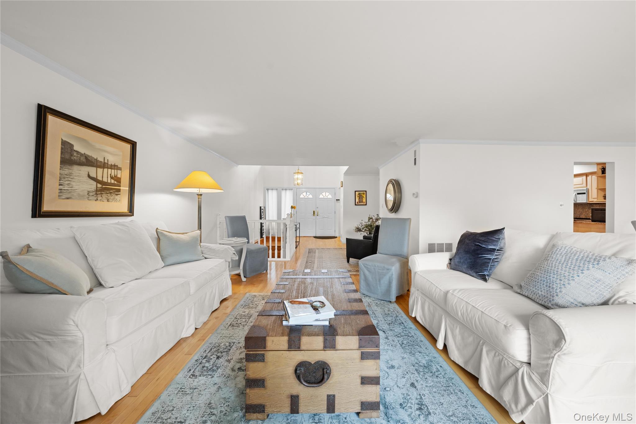 38 Windsor Gate Drive, North Hills, NY 11040