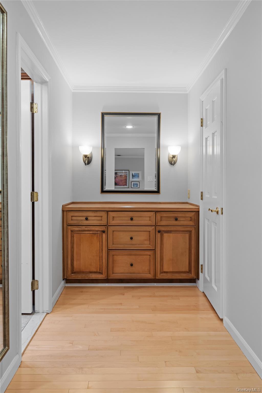 38 Windsor Gate Drive, North Hills, NY 11040