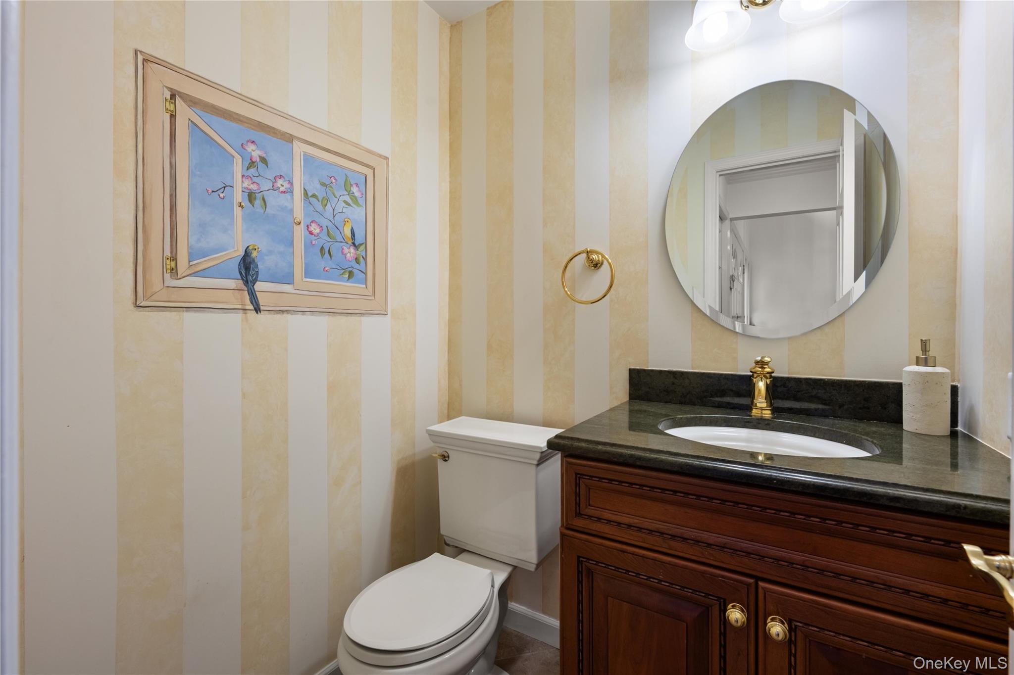 38 Windsor Gate Drive, North Hills, NY 11040