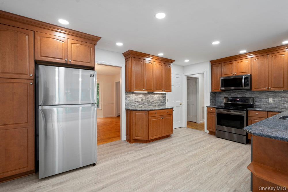 83 Shore Road, Mount Sinai, NY 11766