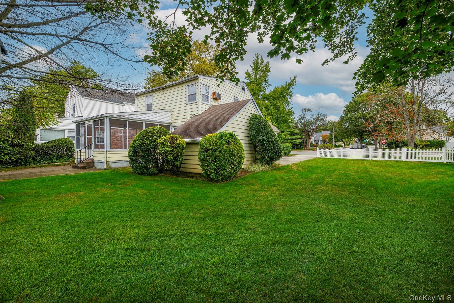 10 Cornell Place, East Rockaway, NY 11518