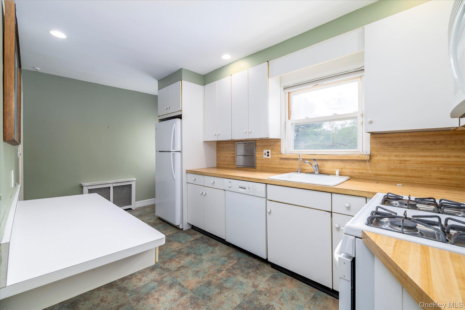 10 Cornell Place, East Rockaway, NY 11518