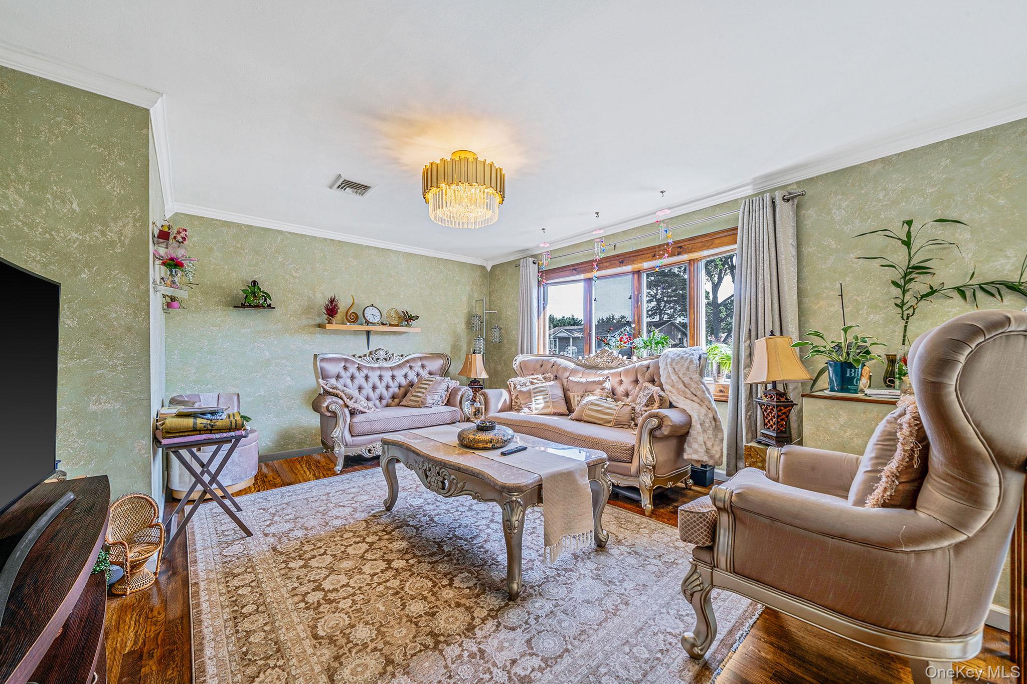 1 Winthrop Street, Islip, NY 11751