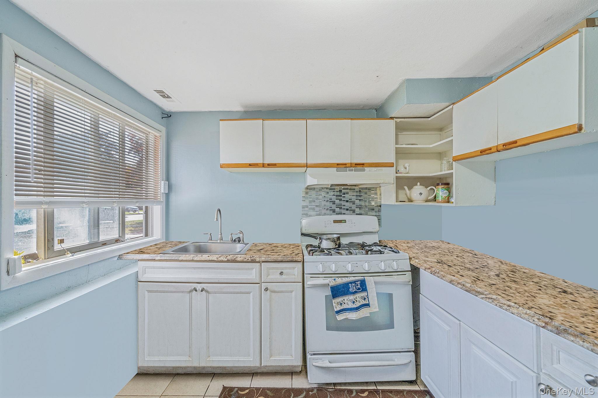 1 Winthrop Street, Islip, NY 11751